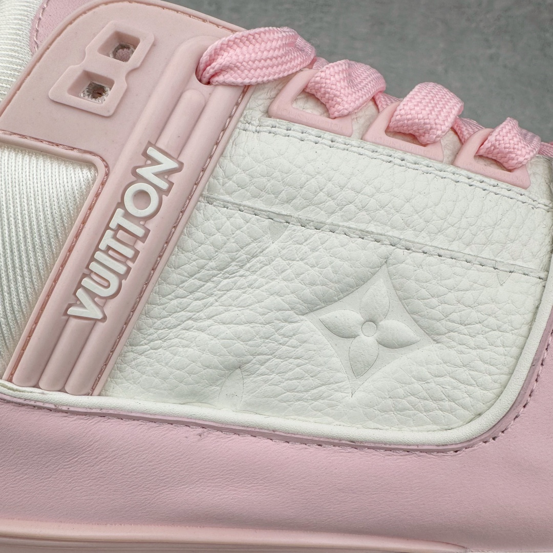 图片[12]-＃GD广顶 Louis Vuitton Trainer lv路易威登时装走秀运动时尚板鞋 外贸零售特供批次 2023全新纸板数据 印花高频效果碾压市面 市售天花板产物 耗时半年巨作 全套原厂新版原纸板楦头开发 原厂特供皮料加持 市场所有版本中综合最强的货品 GD实力大厂出品 全网最全配色更新最快 最成熟的做工稳定的品控 完美鞋型超高的清洁度 零毛边线头瑕疵 全套原楦原纸版原鞋开模 全网最具灵魂的版型 正确原装黄色鞋盒 正确中底印花 鞋面印花3D高频深度立体 全鞋电脑针车 紧密相连 针距密度一致 环保乳胶注塑鞋垫 厚度脚感还原原版 皮面裁剪部位 统一油边封口工艺 原装橡胶大底含胶量大底组合零偏差 专柜全套包装 防尘袋 说明书 质保卡 男女鞋 尺码：35 36 37 38 39 40 41 42 43 44 45-选品中心