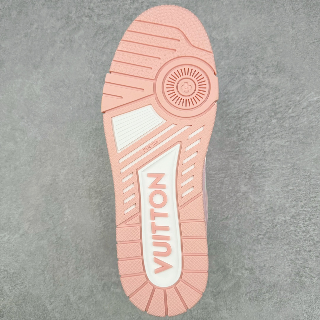 图片[9]-＃GD广顶 Louis Vuitton Trainer lv路易威登时装走秀运动时尚板鞋 外贸零售特供批次 2023全新纸板数据 印花高频效果碾压市面 市售天花板产物 耗时半年巨作 全套原厂新版原纸板楦头开发 原厂特供皮料加持 市场所有版本中综合最强的货品 GD实力大厂出品 全网最全配色更新最快 最成熟的做工稳定的品控 完美鞋型超高的清洁度 零毛边线头瑕疵 全套原楦原纸版原鞋开模 全网最具灵魂的版型 正确原装黄色鞋盒 正确中底印花 鞋面印花3D高频深度立体 全鞋电脑针车 紧密相连 针距密度一致 环保乳胶注塑鞋垫 厚度脚感还原原版 皮面裁剪部位 统一油边封口工艺 原装橡胶大底含胶量大底组合零偏差 专柜全套包装 防尘袋 说明书 质保卡 男女鞋 尺码：35 36 37 38 39 40 41 42 43 44 45-选品中心