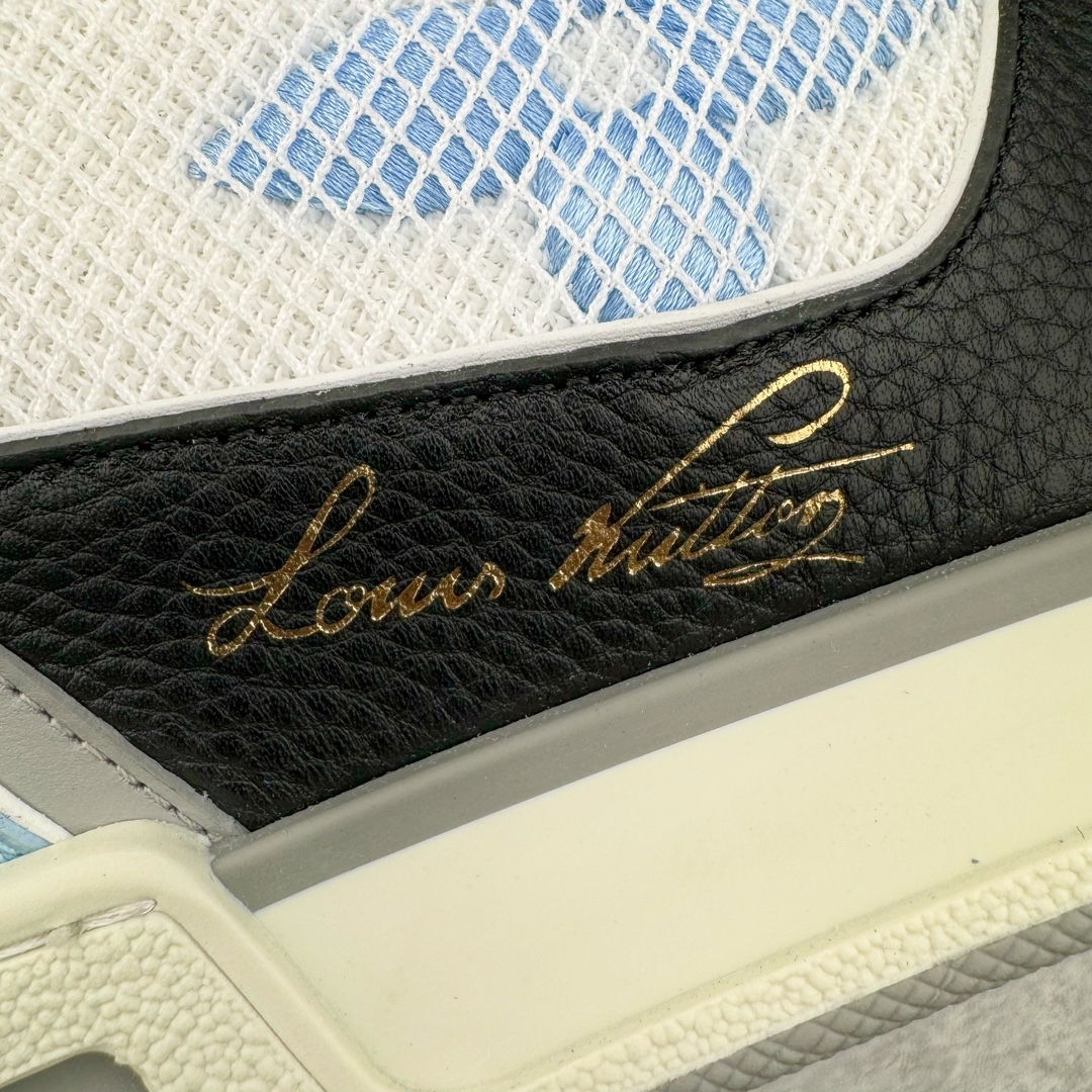 图片[17]-＃GD广顶 Louis Vuitton Trainer lv路易威登时装走秀运动时尚板鞋 外贸零售特供批次 2023全新纸板数据 印花高频效果碾压市面 市售天花板产物 耗时半年巨作 全套原厂新版原纸板楦头开发 原厂特供皮料加持 市场所有版本中综合最强的货品 GD实力大厂出品 全网最全配色更新最快 最成熟的做工稳定的品控 完美鞋型超高的清洁度 零毛边线头瑕疵 全套原楦原纸版原鞋开模 全网最具灵魂的版型 正确原装黄色鞋盒 正确中底印花 鞋面印花3D高频深度立体 全鞋电脑针车 紧密相连 针距密度一致 环保乳胶注塑鞋垫 厚度脚感还原原版 皮面裁剪部位 统一油边封口工艺 原装橡胶大底含胶量大底组合零偏差 专柜全套包装 防尘袋 说明书 质保卡 男女鞋 尺码：35 36 37 38 39 40 41 42 43 44 45-选品中心