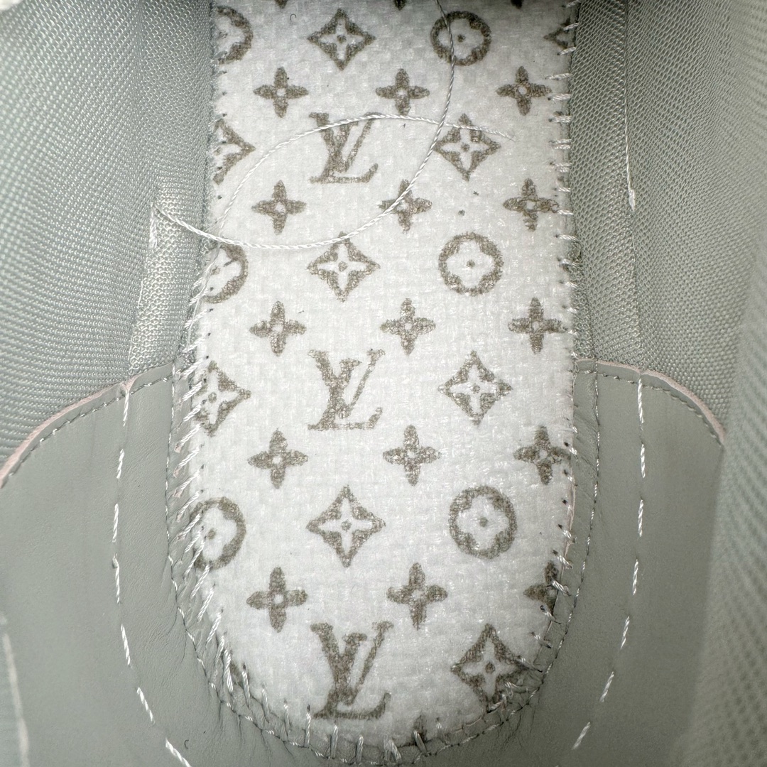 图片[10]-＃GD广顶 Louis Vuitton Trainer lv路易威登时装走秀运动时尚板鞋 外贸零售特供批次 2023全新纸板数据 印花高频效果碾压市面 市售天花板产物 耗时半年巨作 全套原厂新版原纸板楦头开发 原厂特供皮料加持 市场所有版本中综合最强的货品 GD实力大厂出品 全网最全配色更新最快 最成熟的做工稳定的品控 完美鞋型超高的清洁度 零毛边线头瑕疵 全套原楦原纸版原鞋开模 全网最具灵魂的版型 正确原装黄色鞋盒 正确中底印花 鞋面印花3D高频深度立体 全鞋电脑针车 紧密相连 针距密度一致 环保乳胶注塑鞋垫 厚度脚感还原原版 皮面裁剪部位 统一油边封口工艺 原装橡胶大底含胶量大底组合零偏差 专柜全套包装 防尘袋 说明书 质保卡 男女鞋 尺码：35 36 37 38 39 40 41 42 43 44 45-选品中心
