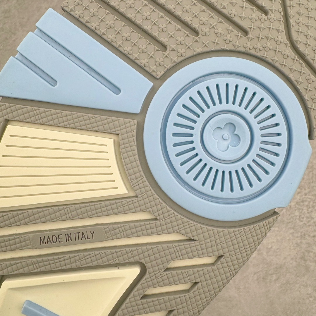 图片[19]-＃GD广顶 Louis Vuitton Trainer lv路易威登时装走秀运动时尚板鞋 外贸零售特供批次 2023全新纸板数据 印花高频效果碾压市面 市售天花板产物 耗时半年巨作 全套原厂新版原纸板楦头开发 原厂特供皮料加持 市场所有版本中综合最强的货品 GD实力大厂出品 全网最全配色更新最快 最成熟的做工稳定的品控 完美鞋型超高的清洁度 零毛边线头瑕疵 全套原楦原纸版原鞋开模 全网最具灵魂的版型 正确原装黄色鞋盒 正确中底印花 鞋面印花3D高频深度立体 全鞋电脑针车 紧密相连 针距密度一致 环保乳胶注塑鞋垫 厚度脚感还原原版 皮面裁剪部位 统一油边封口工艺 原装橡胶大底含胶量大底组合零偏差 专柜全套包装 防尘袋 说明书 质保卡 男女鞋 尺码：35 36 37 38 39 40 41 42 43 44 45-选品中心