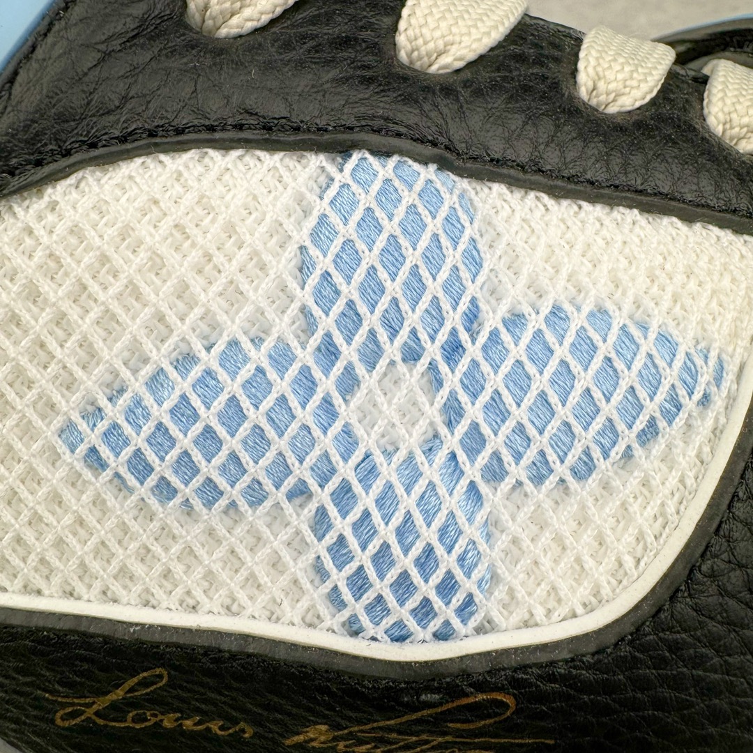图片[18]-＃GD广顶 Louis Vuitton Trainer lv路易威登时装走秀运动时尚板鞋 外贸零售特供批次 2023全新纸板数据 印花高频效果碾压市面 市售天花板产物 耗时半年巨作 全套原厂新版原纸板楦头开发 原厂特供皮料加持 市场所有版本中综合最强的货品 GD实力大厂出品 全网最全配色更新最快 最成熟的做工稳定的品控 完美鞋型超高的清洁度 零毛边线头瑕疵 全套原楦原纸版原鞋开模 全网最具灵魂的版型 正确原装黄色鞋盒 正确中底印花 鞋面印花3D高频深度立体 全鞋电脑针车 紧密相连 针距密度一致 环保乳胶注塑鞋垫 厚度脚感还原原版 皮面裁剪部位 统一油边封口工艺 原装橡胶大底含胶量大底组合零偏差 专柜全套包装 防尘袋 说明书 质保卡 男女鞋 尺码：35 36 37 38 39 40 41 42 43 44 45-选品中心