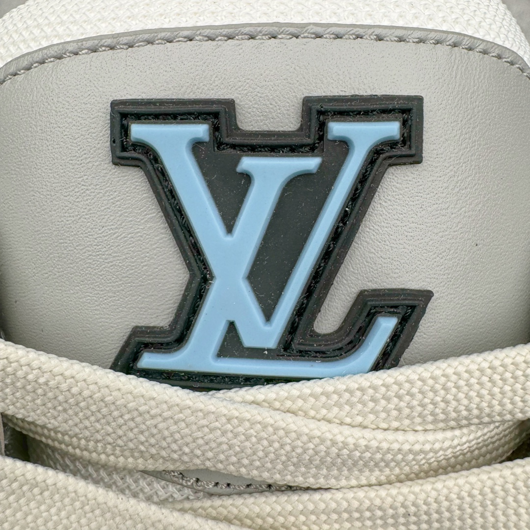 图片[12]-＃GD广顶 Louis Vuitton Trainer lv路易威登时装走秀运动时尚板鞋 外贸零售特供批次 2023全新纸板数据 印花高频效果碾压市面 市售天花板产物 耗时半年巨作 全套原厂新版原纸板楦头开发 原厂特供皮料加持 市场所有版本中综合最强的货品 GD实力大厂出品 全网最全配色更新最快 最成熟的做工稳定的品控 完美鞋型超高的清洁度 零毛边线头瑕疵 全套原楦原纸版原鞋开模 全网最具灵魂的版型 正确原装黄色鞋盒 正确中底印花 鞋面印花3D高频深度立体 全鞋电脑针车 紧密相连 针距密度一致 环保乳胶注塑鞋垫 厚度脚感还原原版 皮面裁剪部位 统一油边封口工艺 原装橡胶大底含胶量大底组合零偏差 专柜全套包装 防尘袋 说明书 质保卡 男女鞋 尺码：35 36 37 38 39 40 41 42 43 44 45-选品中心