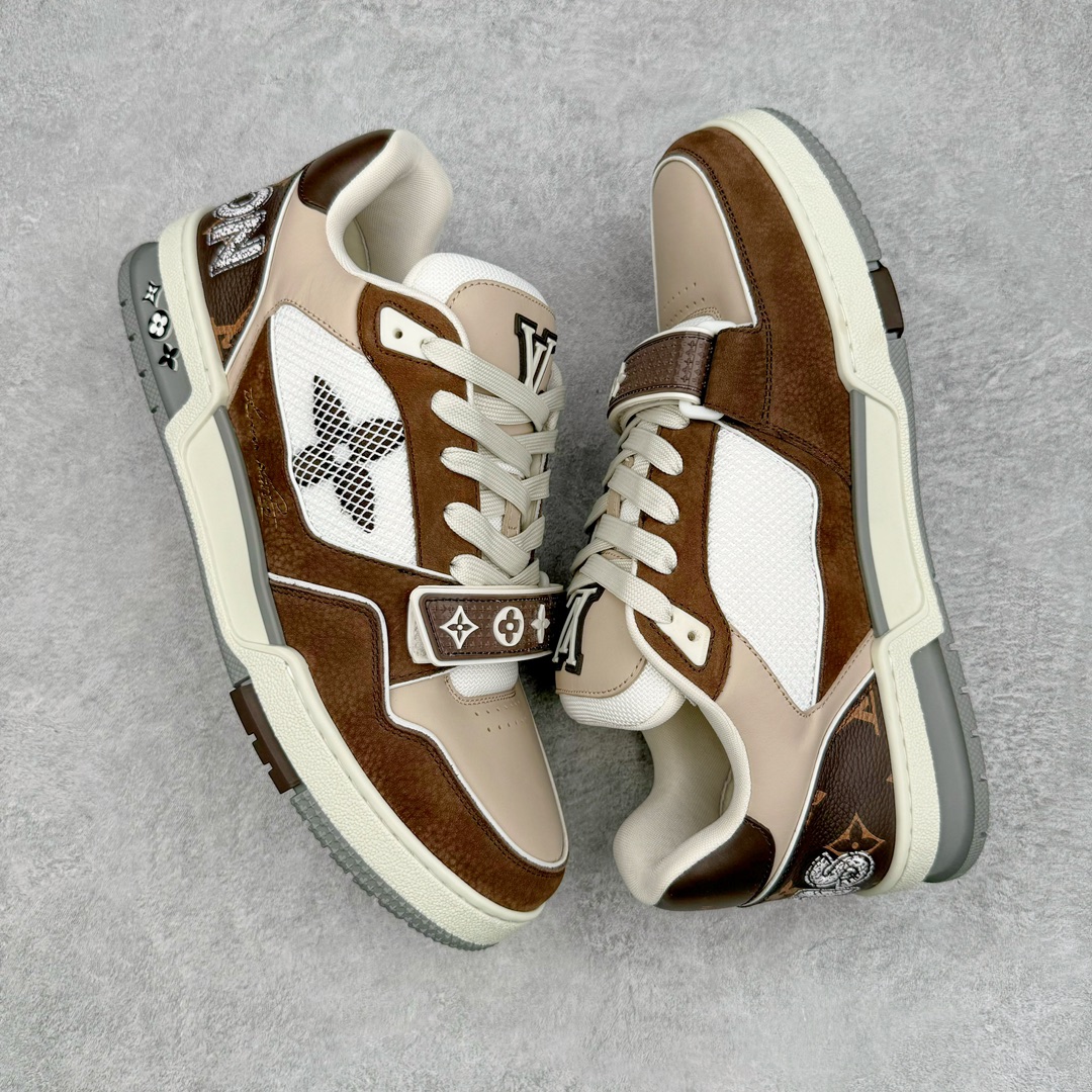 图片[3]-＃GD广顶 Louis Vuitton Trainer lv路易威登时装走秀运动时尚板鞋 外贸零售特供批次 2023全新纸板数据 印花高频效果碾压市面 市售天花板产物 耗时半年巨作 全套原厂新版原纸板楦头开发 原厂特供皮料加持 市场所有版本中综合最强的货品 GD实力大厂出品 全网最全配色更新最快 最成熟的做工稳定的品控 完美鞋型超高的清洁度 零毛边线头瑕疵 全套原楦原纸版原鞋开模 全网最具灵魂的版型 正确原装黄色鞋盒 正确中底印花 鞋面印花3D高频深度立体 全鞋电脑针车 紧密相连 针距密度一致 环保乳胶注塑鞋垫 厚度脚感还原原版 皮面裁剪部位 统一油边封口工艺 原装橡胶大底含胶量大底组合零偏差 专柜全套包装 防尘袋 说明书 质保卡 男女鞋 尺码：35 36 37 38 39 40 41 42 43 44 45-选品中心