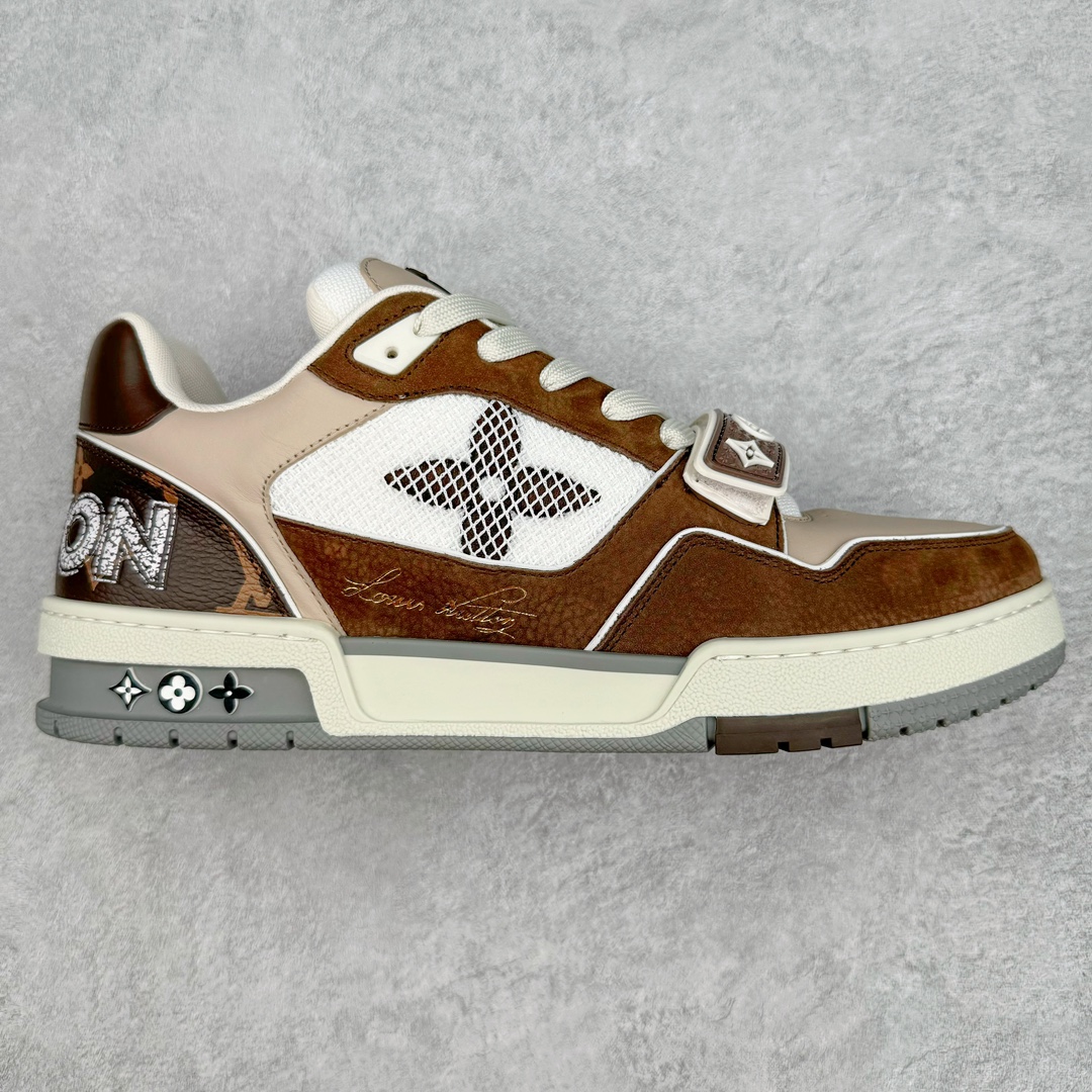 ＃GD广顶 Louis Vuitton Trainer lv路易威登时装走秀运动时尚板鞋 外贸零售特供批次 2023全新纸板数据 印花高频效果碾压市面 市售天花板产物 耗时半年巨作 全套原厂新版原纸板楦头开发 原厂特供皮料加持 市场所有版本中综合最强的货品 GD实力大厂出品 全网最全配色更新最快 最成熟的做工稳定的品控 完美鞋型超高的清洁度 零毛边线头瑕疵 全套原楦原纸版原鞋开模 全网最具灵魂的版型 正确原装黄色鞋盒 正确中底印花 鞋面印花3D高频深度立体 全鞋电脑针车 紧密相连 针距密度一致 环保乳胶注塑鞋垫 厚度脚感还原原版 皮面裁剪部位 统一油边封口工艺 原装橡胶大底含胶量大底组合零偏差 专柜全套包装 防尘袋 说明书 质保卡 男女鞋 尺码：35 36 37 38 39 40 41 42 43 44 45-选品中心
