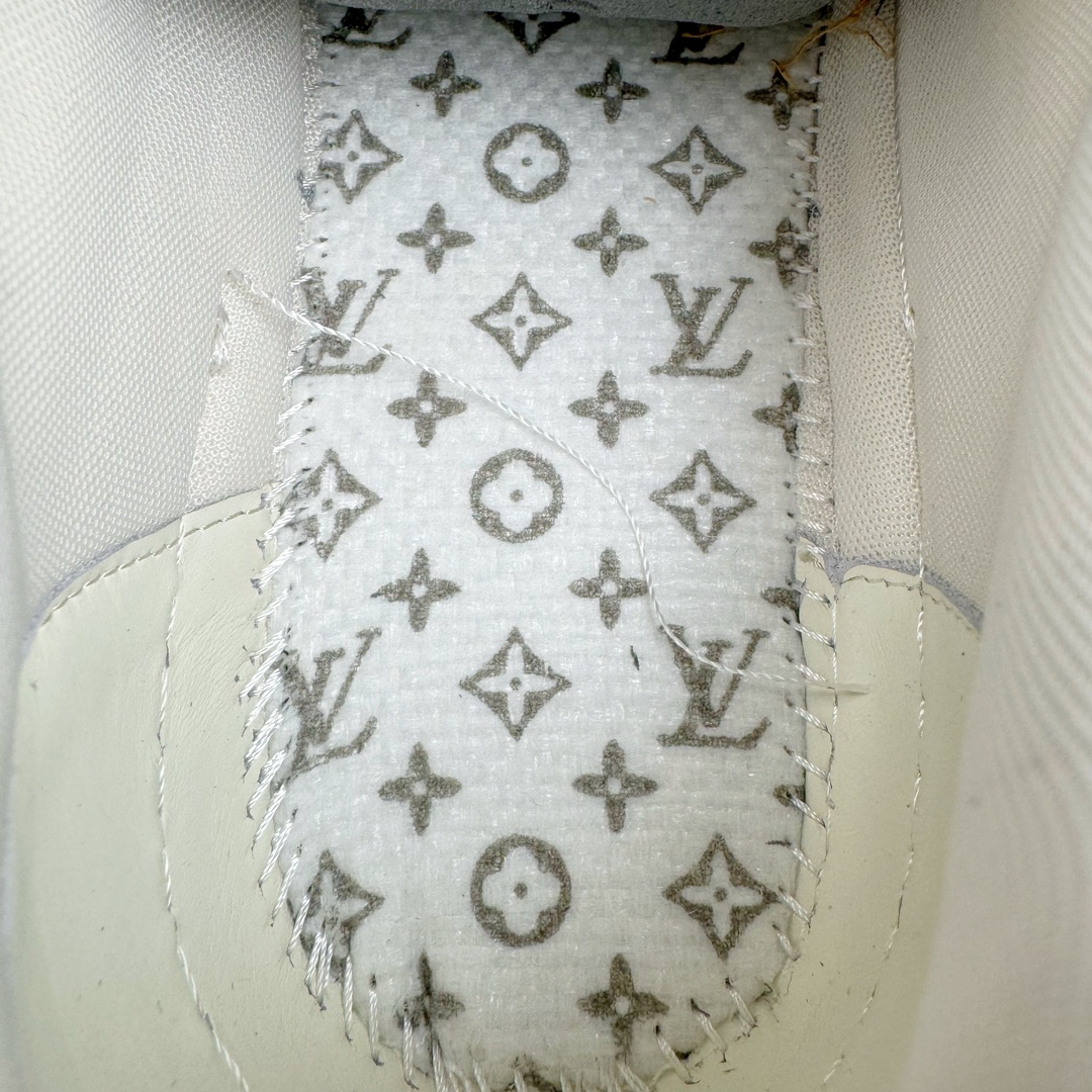 图片[10]-＃GD广顶 Louis Vuitton Trainer lv路易威登时装走秀运动时尚板鞋 外贸零售特供批次 2023全新纸板数据 印花高频效果碾压市面 市售天花板产物 耗时半年巨作 全套原厂新版原纸板楦头开发 原厂特供皮料加持 市场所有版本中综合最强的货品 GD实力大厂出品 全网最全配色更新最快 最成熟的做工稳定的品控 完美鞋型超高的清洁度 零毛边线头瑕疵 全套原楦原纸版原鞋开模 全网最具灵魂的版型 正确原装黄色鞋盒 正确中底印花 鞋面印花3D高频深度立体 全鞋电脑针车 紧密相连 针距密度一致 环保乳胶注塑鞋垫 厚度脚感还原原版 皮面裁剪部位 统一油边封口工艺 原装橡胶大底含胶量大底组合零偏差 专柜全套包装 防尘袋 说明书 质保卡 男女鞋 尺码：35 36 37 38 39 40 41 42 43 44 45-选品中心