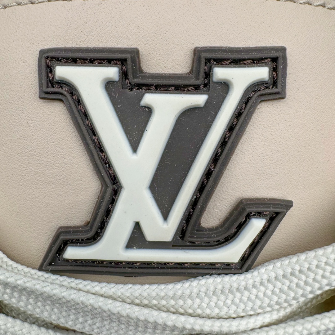 图片[15]-＃GD广顶 Louis Vuitton Trainer lv路易威登时装走秀运动时尚板鞋 外贸零售特供批次 2023全新纸板数据 印花高频效果碾压市面 市售天花板产物 耗时半年巨作 全套原厂新版原纸板楦头开发 原厂特供皮料加持 市场所有版本中综合最强的货品 GD实力大厂出品 全网最全配色更新最快 最成熟的做工稳定的品控 完美鞋型超高的清洁度 零毛边线头瑕疵 全套原楦原纸版原鞋开模 全网最具灵魂的版型 正确原装黄色鞋盒 正确中底印花 鞋面印花3D高频深度立体 全鞋电脑针车 紧密相连 针距密度一致 环保乳胶注塑鞋垫 厚度脚感还原原版 皮面裁剪部位 统一油边封口工艺 原装橡胶大底含胶量大底组合零偏差 专柜全套包装 防尘袋 说明书 质保卡 男女鞋 尺码：35 36 37 38 39 40 41 42 43 44 45-选品中心