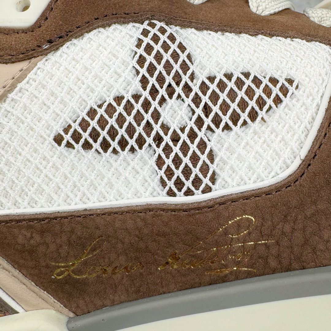 图片[17]-＃GD广顶 Louis Vuitton Trainer lv路易威登时装走秀运动时尚板鞋 外贸零售特供批次 2023全新纸板数据 印花高频效果碾压市面 市售天花板产物 耗时半年巨作 全套原厂新版原纸板楦头开发 原厂特供皮料加持 市场所有版本中综合最强的货品 GD实力大厂出品 全网最全配色更新最快 最成熟的做工稳定的品控 完美鞋型超高的清洁度 零毛边线头瑕疵 全套原楦原纸版原鞋开模 全网最具灵魂的版型 正确原装黄色鞋盒 正确中底印花 鞋面印花3D高频深度立体 全鞋电脑针车 紧密相连 针距密度一致 环保乳胶注塑鞋垫 厚度脚感还原原版 皮面裁剪部位 统一油边封口工艺 原装橡胶大底含胶量大底组合零偏差 专柜全套包装 防尘袋 说明书 质保卡 男女鞋 尺码：35 36 37 38 39 40 41 42 43 44 45-选品中心