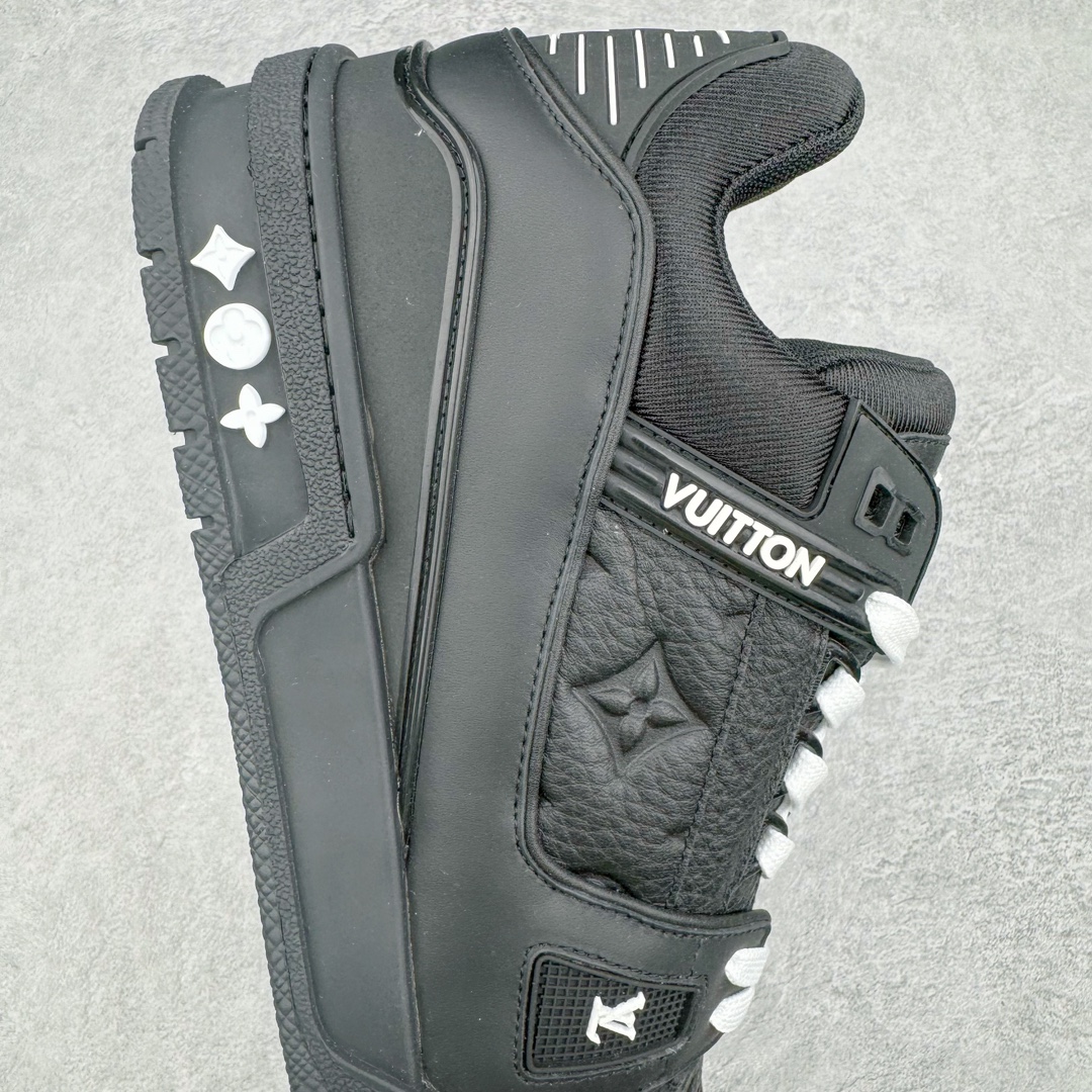 图片[6]-＃GD广顶 Louis Vuitton Trainer lv路易威登时装走秀运动时尚板鞋 外贸零售特供批次 2023全新纸板数据 印花高频效果碾压市面 市售天花板产物 耗时半年巨作 全套原厂新版原纸板楦头开发 原厂特供皮料加持 市场所有版本中综合最强的货品 GD实力大厂出品 全网最全配色更新最快 最成熟的做工稳定的品控 完美鞋型超高的清洁度 零毛边线头瑕疵 全套原楦原纸版原鞋开模 全网最具灵魂的版型 正确原装黄色鞋盒 正确中底印花 鞋面印花3D高频深度立体 全鞋电脑针车 紧密相连 针距密度一致 环保乳胶注塑鞋垫 厚度脚感还原原版 皮面裁剪部位 统一油边封口工艺 原装橡胶大底含胶量大底组合零偏差 专柜全套包装 防尘袋 说明书 质保卡 男女鞋 尺码：35 36 37 38 39 40 41 42 43 44 45-选品中心