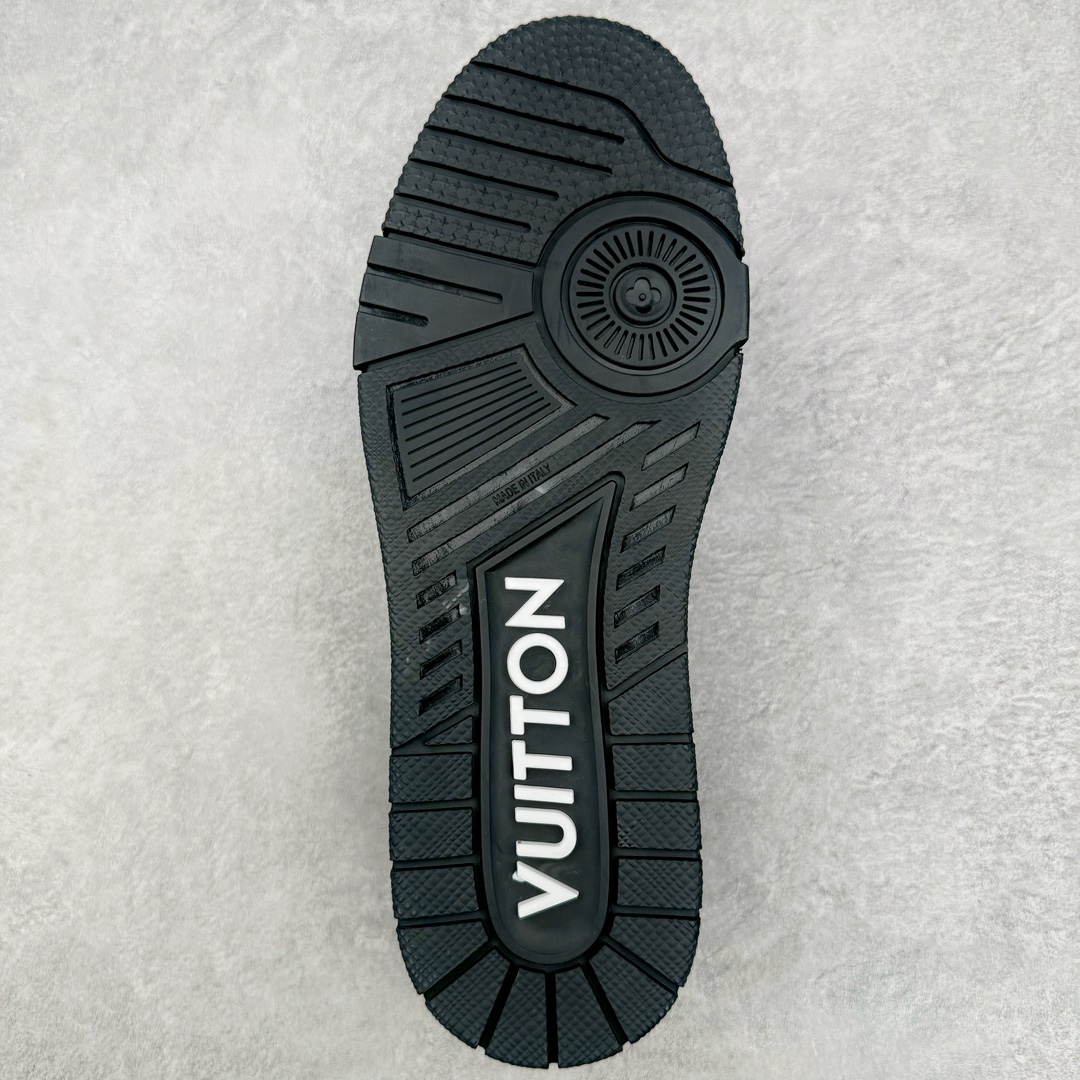 图片[9]-＃GD广顶 Louis Vuitton Trainer lv路易威登时装走秀运动时尚板鞋 外贸零售特供批次 2023全新纸板数据 印花高频效果碾压市面 市售天花板产物 耗时半年巨作 全套原厂新版原纸板楦头开发 原厂特供皮料加持 市场所有版本中综合最强的货品 GD实力大厂出品 全网最全配色更新最快 最成熟的做工稳定的品控 完美鞋型超高的清洁度 零毛边线头瑕疵 全套原楦原纸版原鞋开模 全网最具灵魂的版型 正确原装黄色鞋盒 正确中底印花 鞋面印花3D高频深度立体 全鞋电脑针车 紧密相连 针距密度一致 环保乳胶注塑鞋垫 厚度脚感还原原版 皮面裁剪部位 统一油边封口工艺 原装橡胶大底含胶量大底组合零偏差 专柜全套包装 防尘袋 说明书 质保卡 男女鞋 尺码：35 36 37 38 39 40 41 42 43 44 45-选品中心