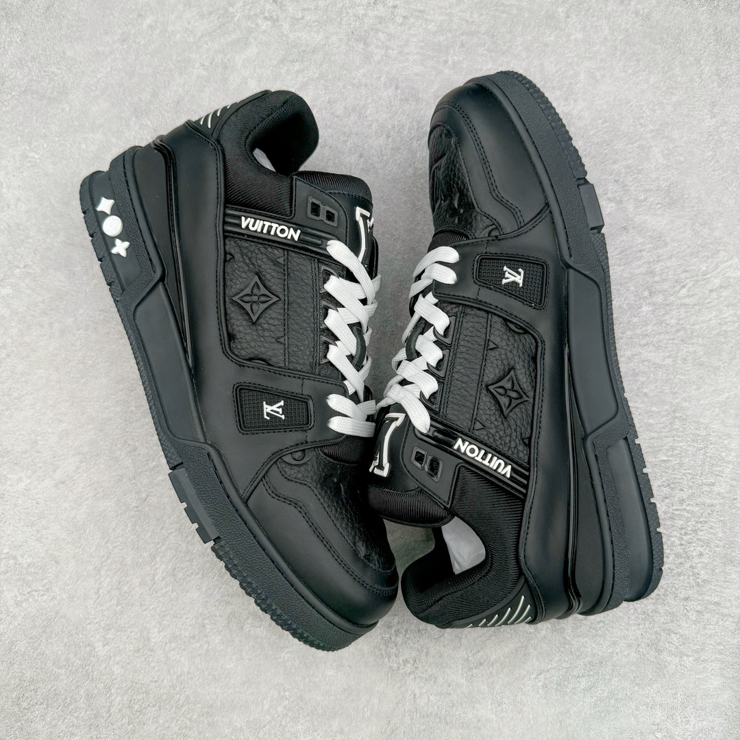 图片[3]-＃GD广顶 Louis Vuitton Trainer lv路易威登时装走秀运动时尚板鞋 外贸零售特供批次 2023全新纸板数据 印花高频效果碾压市面 市售天花板产物 耗时半年巨作 全套原厂新版原纸板楦头开发 原厂特供皮料加持 市场所有版本中综合最强的货品 GD实力大厂出品 全网最全配色更新最快 最成熟的做工稳定的品控 完美鞋型超高的清洁度 零毛边线头瑕疵 全套原楦原纸版原鞋开模 全网最具灵魂的版型 正确原装黄色鞋盒 正确中底印花 鞋面印花3D高频深度立体 全鞋电脑针车 紧密相连 针距密度一致 环保乳胶注塑鞋垫 厚度脚感还原原版 皮面裁剪部位 统一油边封口工艺 原装橡胶大底含胶量大底组合零偏差 专柜全套包装 防尘袋 说明书 质保卡 男女鞋 尺码：35 36 37 38 39 40 41 42 43 44 45-选品中心