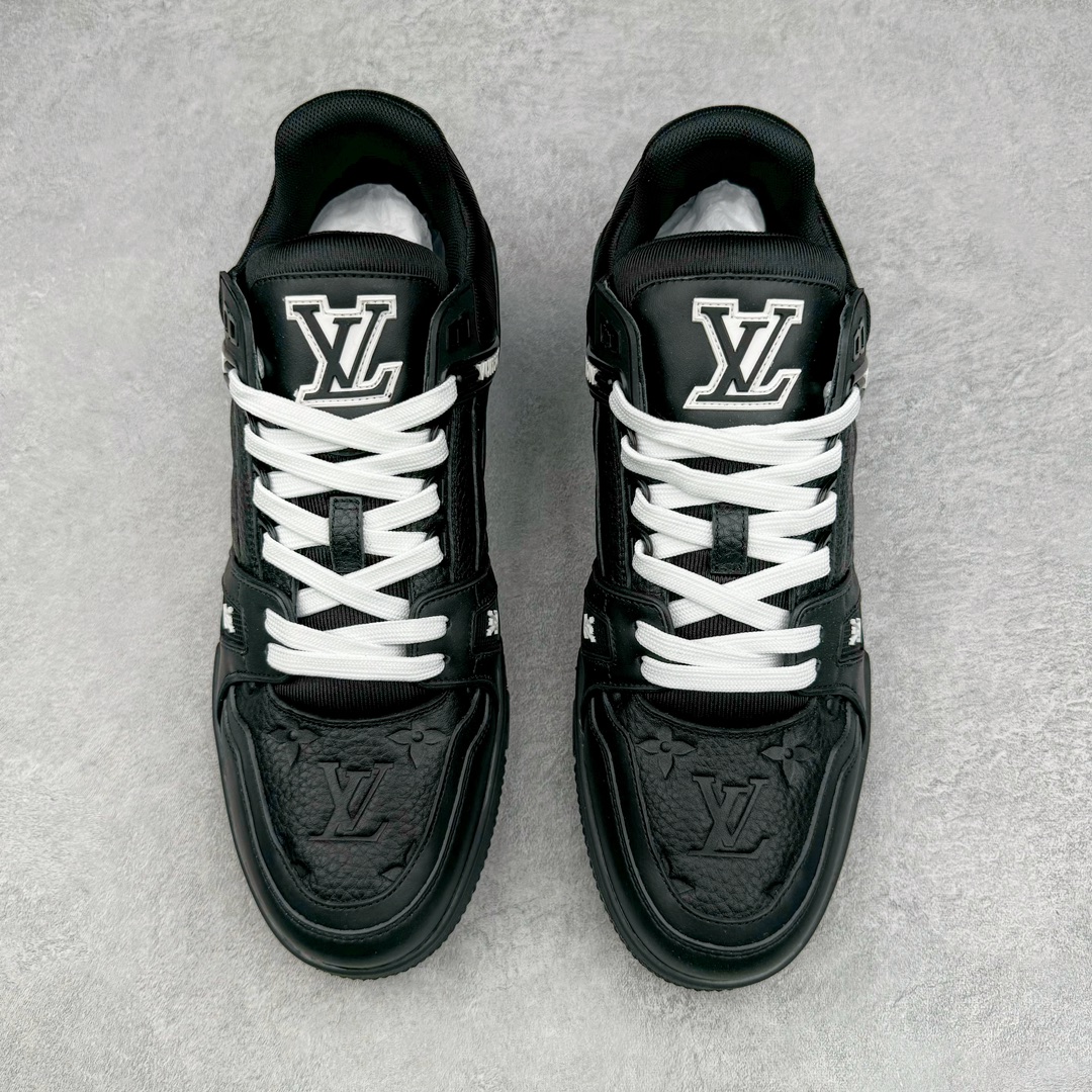 图片[2]-＃GD广顶 Louis Vuitton Trainer lv路易威登时装走秀运动时尚板鞋 外贸零售特供批次 2023全新纸板数据 印花高频效果碾压市面 市售天花板产物 耗时半年巨作 全套原厂新版原纸板楦头开发 原厂特供皮料加持 市场所有版本中综合最强的货品 GD实力大厂出品 全网最全配色更新最快 最成熟的做工稳定的品控 完美鞋型超高的清洁度 零毛边线头瑕疵 全套原楦原纸版原鞋开模 全网最具灵魂的版型 正确原装黄色鞋盒 正确中底印花 鞋面印花3D高频深度立体 全鞋电脑针车 紧密相连 针距密度一致 环保乳胶注塑鞋垫 厚度脚感还原原版 皮面裁剪部位 统一油边封口工艺 原装橡胶大底含胶量大底组合零偏差 专柜全套包装 防尘袋 说明书 质保卡 男女鞋 尺码：35 36 37 38 39 40 41 42 43 44 45-选品中心