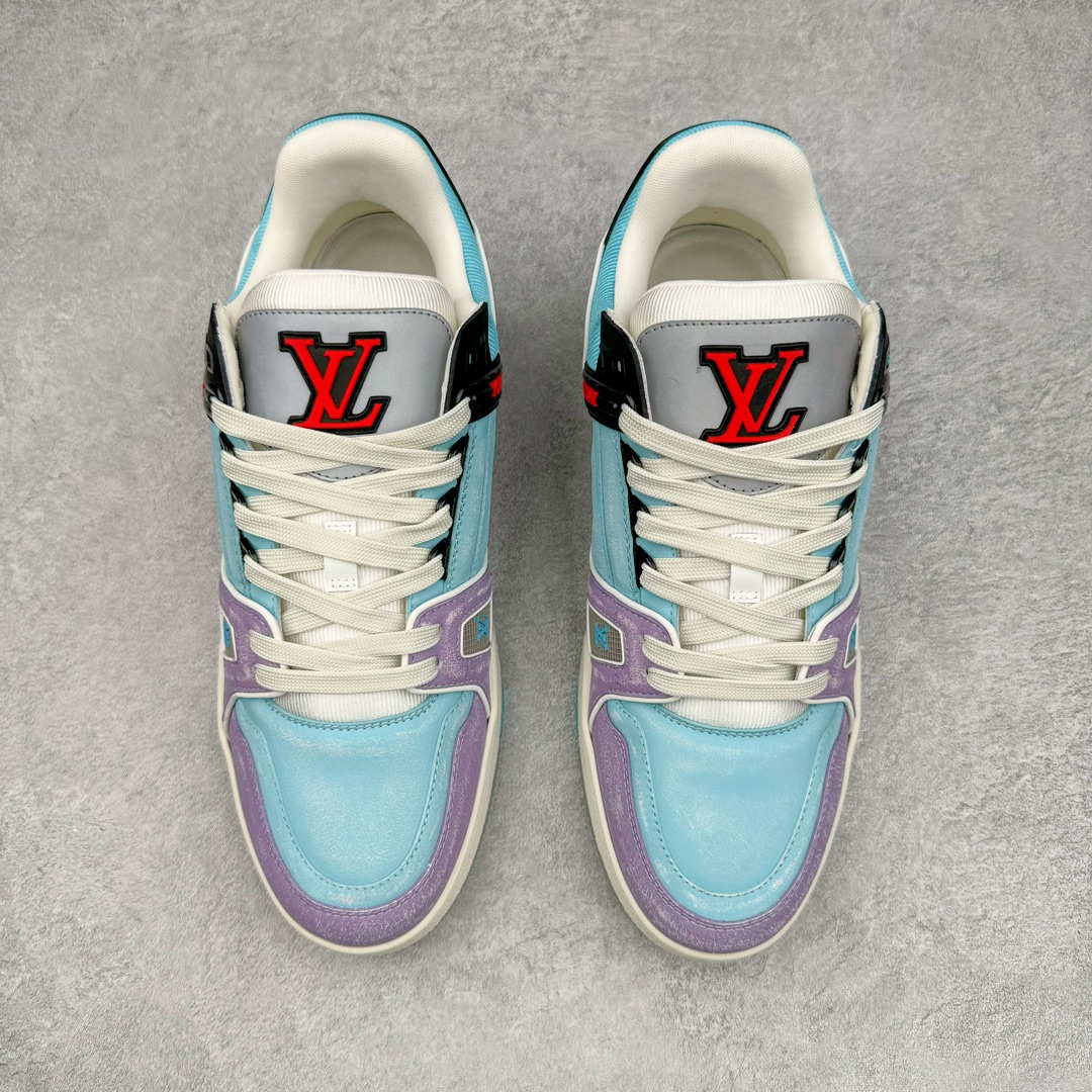 图片[2]-＃GD广顶 Louis Vuitton Trainer lv路易威登时装走秀运动时尚板鞋 外贸零售特供批次 2023全新纸板数据 印花高频效果碾压市面 市售天花板产物 耗时半年巨作 全套原厂新版原纸板楦头开发 原厂特供皮料加持 市场所有版本中综合最强的货品 GD实力大厂出品 全网最全配色更新最快 最成熟的做工稳定的品控 完美鞋型超高的清洁度 零毛边线头瑕疵 全套原楦原纸版原鞋开模 全网最具灵魂的版型 正确原装黄色鞋盒 正确中底印花 鞋面印花3D高频深度立体 全鞋电脑针车 紧密相连 针距密度一致 环保乳胶注塑鞋垫 厚度脚感还原原版 皮面裁剪部位 统一油边封口工艺 原装橡胶大底含胶量大底组合零偏差 专柜全套包装 防尘袋 说明书 质保卡 男女鞋 尺码：35 36 37 38 39 40 41 42 43 44 45-选品中心