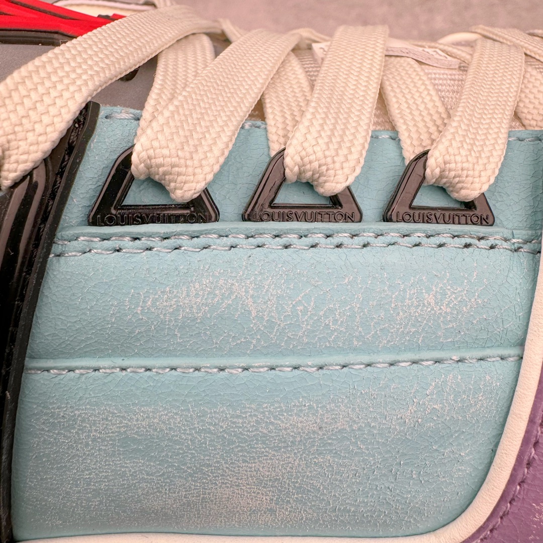 图片[17]-＃GD广顶 Louis Vuitton Trainer lv路易威登时装走秀运动时尚板鞋 外贸零售特供批次 2023全新纸板数据 印花高频效果碾压市面 市售天花板产物 耗时半年巨作 全套原厂新版原纸板楦头开发 原厂特供皮料加持 市场所有版本中综合最强的货品 GD实力大厂出品 全网最全配色更新最快 最成熟的做工稳定的品控 完美鞋型超高的清洁度 零毛边线头瑕疵 全套原楦原纸版原鞋开模 全网最具灵魂的版型 正确原装黄色鞋盒 正确中底印花 鞋面印花3D高频深度立体 全鞋电脑针车 紧密相连 针距密度一致 环保乳胶注塑鞋垫 厚度脚感还原原版 皮面裁剪部位 统一油边封口工艺 原装橡胶大底含胶量大底组合零偏差 专柜全套包装 防尘袋 说明书 质保卡 男女鞋 尺码：35 36 37 38 39 40 41 42 43 44 45-选品中心