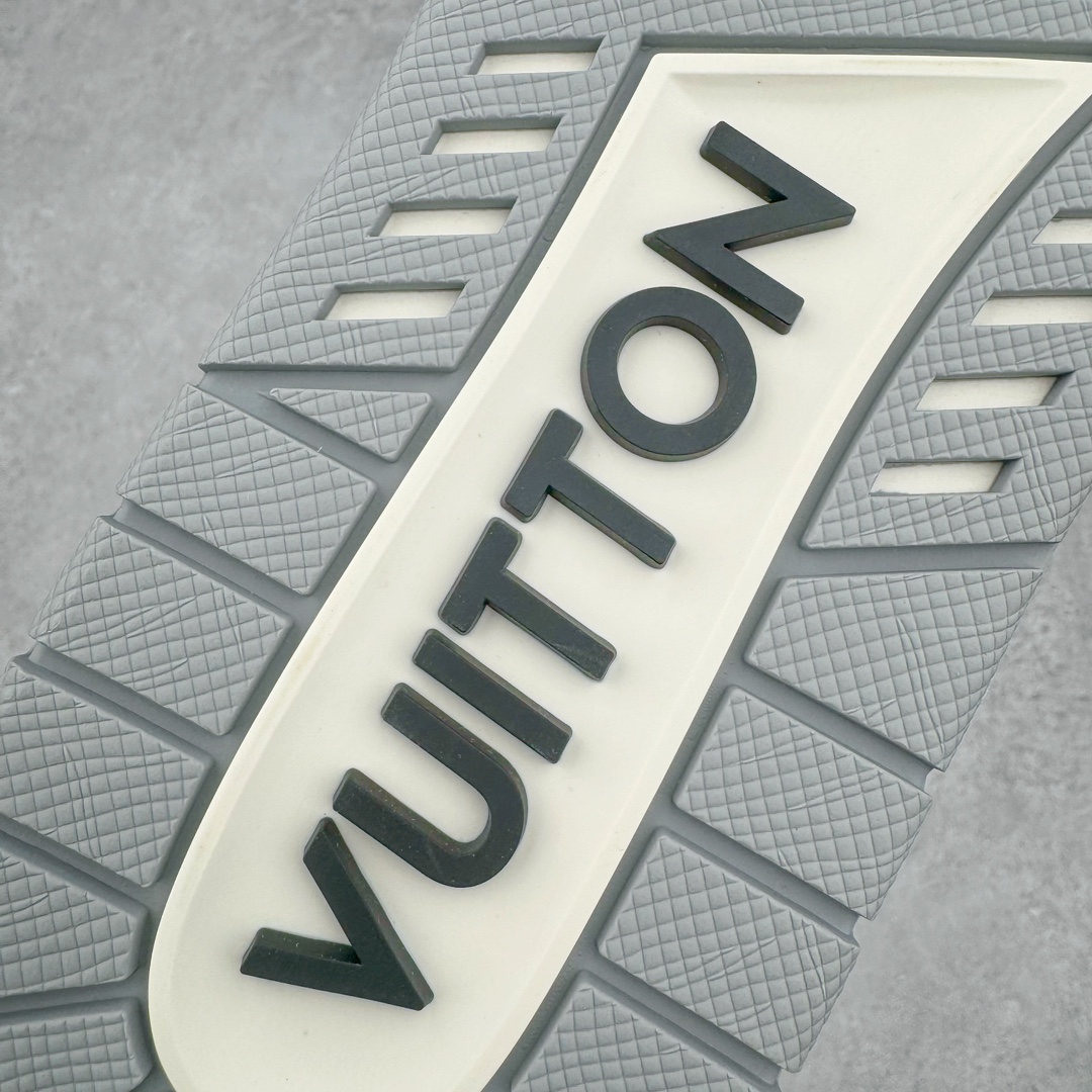 图片[21]-＃GD广顶 Louis Vuitton Trainer lv路易威登时装走秀运动时尚板鞋 外贸零售特供批次 2023全新纸板数据 印花高频效果碾压市面 市售天花板产物 耗时半年巨作 全套原厂新版原纸板楦头开发 原厂特供皮料加持 市场所有版本中综合最强的货品 GD实力大厂出品 全网最全配色更新最快 最成熟的做工稳定的品控 完美鞋型超高的清洁度 零毛边线头瑕疵 全套原楦原纸版原鞋开模 全网最具灵魂的版型 正确原装黄色鞋盒 正确中底印花 鞋面印花3D高频深度立体 全鞋电脑针车 紧密相连 针距密度一致 环保乳胶注塑鞋垫 厚度脚感还原原版 皮面裁剪部位 统一油边封口工艺 原装橡胶大底含胶量大底组合零偏差 专柜全套包装 防尘袋 说明书 质保卡 男女鞋 尺码：35 36 37 38 39 40 41 42 43 44 45-选品中心