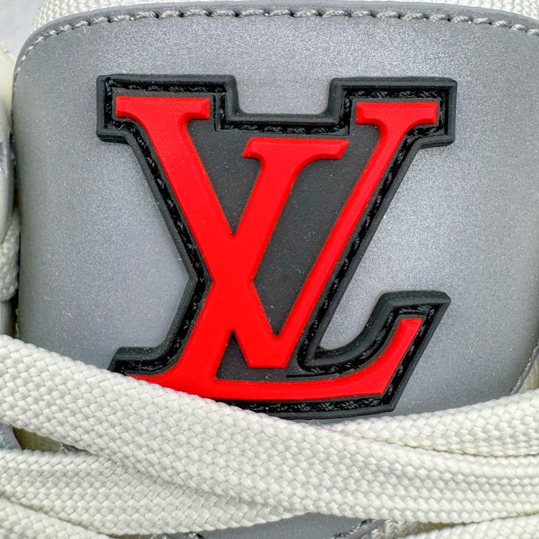 图片[12]-＃GD广顶 Louis Vuitton Trainer lv路易威登时装走秀运动时尚板鞋 外贸零售特供批次 2023全新纸板数据 印花高频效果碾压市面 市售天花板产物 耗时半年巨作 全套原厂新版原纸板楦头开发 原厂特供皮料加持 市场所有版本中综合最强的货品 GD实力大厂出品 全网最全配色更新最快 最成熟的做工稳定的品控 完美鞋型超高的清洁度 零毛边线头瑕疵 全套原楦原纸版原鞋开模 全网最具灵魂的版型 正确原装黄色鞋盒 正确中底印花 鞋面印花3D高频深度立体 全鞋电脑针车 紧密相连 针距密度一致 环保乳胶注塑鞋垫 厚度脚感还原原版 皮面裁剪部位 统一油边封口工艺 原装橡胶大底含胶量大底组合零偏差 专柜全套包装 防尘袋 说明书 质保卡 男女鞋 尺码：35 36 37 38 39 40 41 42 43 44 45-选品中心