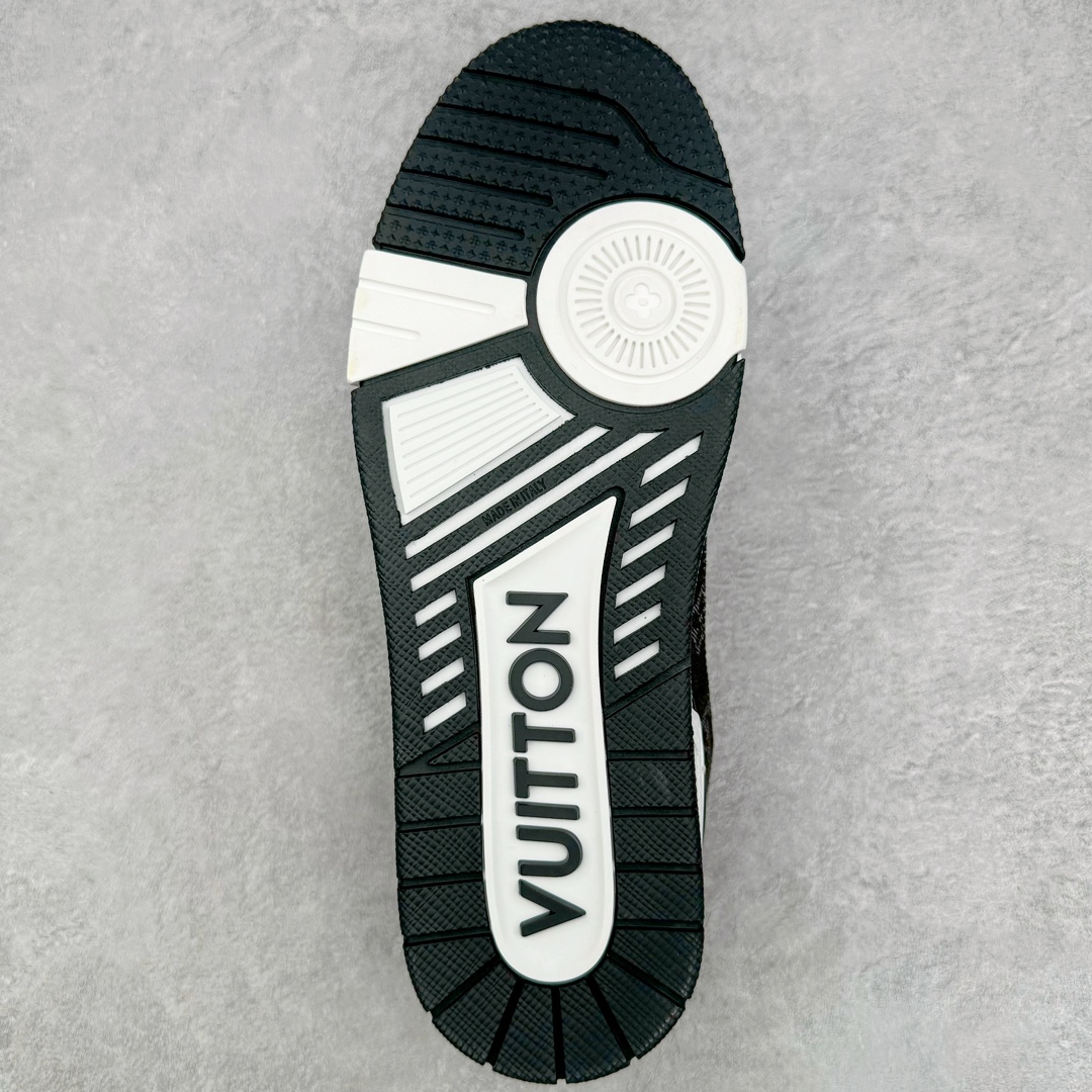 图片[9]-＃GD广顶 Louis Vuitton Trainer lv路易威登时装走秀运动时尚板鞋 外贸零售特供批次 2023全新纸板数据 印花高频效果碾压市面 市售天花板产物 耗时半年巨作 全套原厂新版原纸板楦头开发 原厂特供皮料加持 市场所有版本中综合最强的货品 GD实力大厂出品 全网最全配色更新最快 最成熟的做工稳定的品控 完美鞋型超高的清洁度 零毛边线头瑕疵 全套原楦原纸版原鞋开模 全网最具灵魂的版型 正确原装黄色鞋盒 正确中底印花 鞋面印花3D高频深度立体 全鞋电脑针车 紧密相连 针距密度一致 环保乳胶注塑鞋垫 厚度脚感还原原版 皮面裁剪部位 统一油边封口工艺 原装橡胶大底含胶量大底组合零偏差 专柜全套包装 防尘袋 说明书 质保卡 男女鞋 尺码：35 36 37 38 39 40 41 42 43 44 45-选品中心