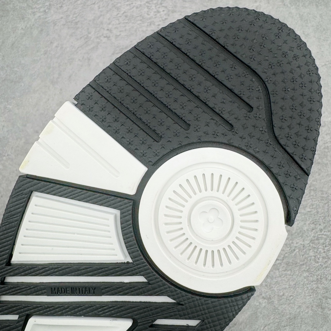 图片[18]-＃GD广顶 Louis Vuitton Trainer lv路易威登时装走秀运动时尚板鞋 外贸零售特供批次 2023全新纸板数据 印花高频效果碾压市面 市售天花板产物 耗时半年巨作 全套原厂新版原纸板楦头开发 原厂特供皮料加持 市场所有版本中综合最强的货品 GD实力大厂出品 全网最全配色更新最快 最成熟的做工稳定的品控 完美鞋型超高的清洁度 零毛边线头瑕疵 全套原楦原纸版原鞋开模 全网最具灵魂的版型 正确原装黄色鞋盒 正确中底印花 鞋面印花3D高频深度立体 全鞋电脑针车 紧密相连 针距密度一致 环保乳胶注塑鞋垫 厚度脚感还原原版 皮面裁剪部位 统一油边封口工艺 原装橡胶大底含胶量大底组合零偏差 专柜全套包装 防尘袋 说明书 质保卡 男女鞋 尺码：35 36 37 38 39 40 41 42 43 44 45-选品中心