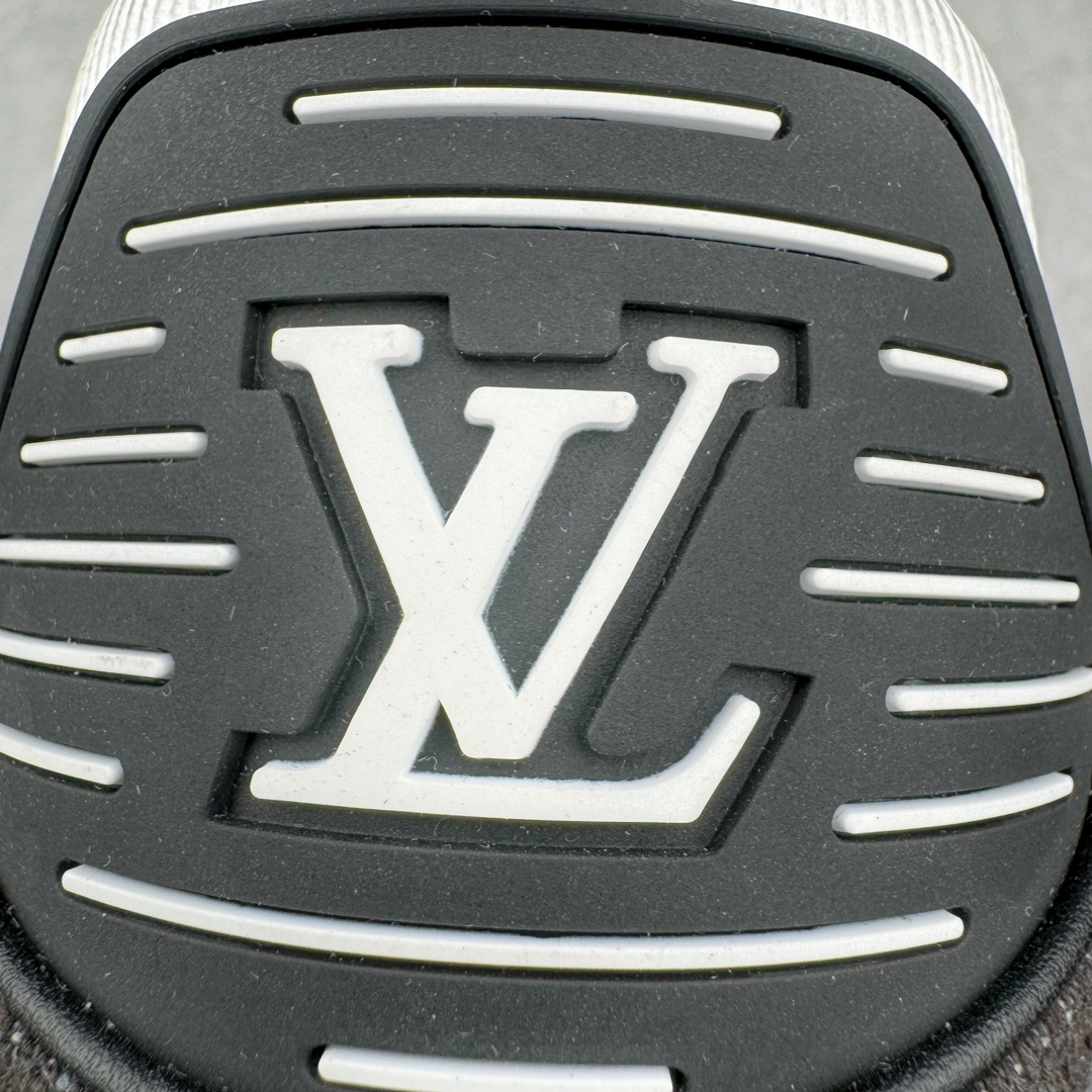 图片[11]-＃GD广顶 Louis Vuitton Trainer lv路易威登时装走秀运动时尚板鞋 外贸零售特供批次 2023全新纸板数据 印花高频效果碾压市面 市售天花板产物 耗时半年巨作 全套原厂新版原纸板楦头开发 原厂特供皮料加持 市场所有版本中综合最强的货品 GD实力大厂出品 全网最全配色更新最快 最成熟的做工稳定的品控 完美鞋型超高的清洁度 零毛边线头瑕疵 全套原楦原纸版原鞋开模 全网最具灵魂的版型 正确原装黄色鞋盒 正确中底印花 鞋面印花3D高频深度立体 全鞋电脑针车 紧密相连 针距密度一致 环保乳胶注塑鞋垫 厚度脚感还原原版 皮面裁剪部位 统一油边封口工艺 原装橡胶大底含胶量大底组合零偏差 专柜全套包装 防尘袋 说明书 质保卡 男女鞋 尺码：35 36 37 38 39 40 41 42 43 44 45-选品中心