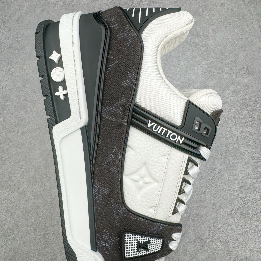 图片[6]-＃GD广顶 Louis Vuitton Trainer lv路易威登时装走秀运动时尚板鞋 外贸零售特供批次 2023全新纸板数据 印花高频效果碾压市面 市售天花板产物 耗时半年巨作 全套原厂新版原纸板楦头开发 原厂特供皮料加持 市场所有版本中综合最强的货品 GD实力大厂出品 全网最全配色更新最快 最成熟的做工稳定的品控 完美鞋型超高的清洁度 零毛边线头瑕疵 全套原楦原纸版原鞋开模 全网最具灵魂的版型 正确原装黄色鞋盒 正确中底印花 鞋面印花3D高频深度立体 全鞋电脑针车 紧密相连 针距密度一致 环保乳胶注塑鞋垫 厚度脚感还原原版 皮面裁剪部位 统一油边封口工艺 原装橡胶大底含胶量大底组合零偏差 专柜全套包装 防尘袋 说明书 质保卡 男女鞋 尺码：35 36 37 38 39 40 41 42 43 44 45-选品中心