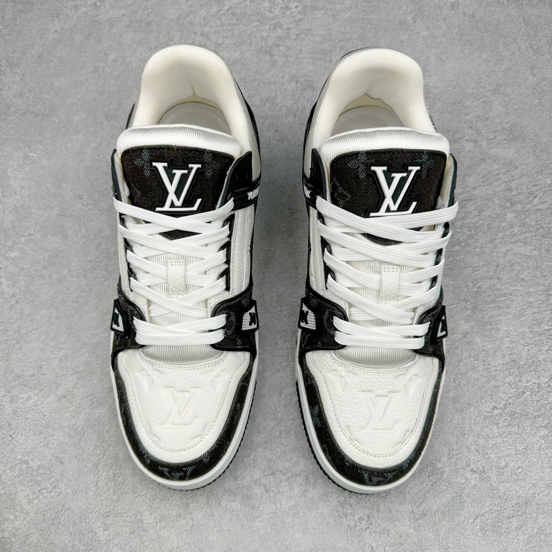 图片[2]-＃GD广顶 Louis Vuitton Trainer lv路易威登时装走秀运动时尚板鞋 外贸零售特供批次 2023全新纸板数据 印花高频效果碾压市面 市售天花板产物 耗时半年巨作 全套原厂新版原纸板楦头开发 原厂特供皮料加持 市场所有版本中综合最强的货品 GD实力大厂出品 全网最全配色更新最快 最成熟的做工稳定的品控 完美鞋型超高的清洁度 零毛边线头瑕疵 全套原楦原纸版原鞋开模 全网最具灵魂的版型 正确原装黄色鞋盒 正确中底印花 鞋面印花3D高频深度立体 全鞋电脑针车 紧密相连 针距密度一致 环保乳胶注塑鞋垫 厚度脚感还原原版 皮面裁剪部位 统一油边封口工艺 原装橡胶大底含胶量大底组合零偏差 专柜全套包装 防尘袋 说明书 质保卡 男女鞋 尺码：35 36 37 38 39 40 41 42 43 44 45-选品中心