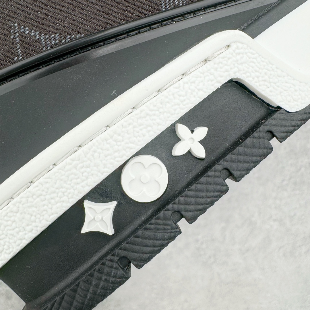 图片[15]-＃GD广顶 Louis Vuitton Trainer lv路易威登时装走秀运动时尚板鞋 外贸零售特供批次 2023全新纸板数据 印花高频效果碾压市面 市售天花板产物 耗时半年巨作 全套原厂新版原纸板楦头开发 原厂特供皮料加持 市场所有版本中综合最强的货品 GD实力大厂出品 全网最全配色更新最快 最成熟的做工稳定的品控 完美鞋型超高的清洁度 零毛边线头瑕疵 全套原楦原纸版原鞋开模 全网最具灵魂的版型 正确原装黄色鞋盒 正确中底印花 鞋面印花3D高频深度立体 全鞋电脑针车 紧密相连 针距密度一致 环保乳胶注塑鞋垫 厚度脚感还原原版 皮面裁剪部位 统一油边封口工艺 原装橡胶大底含胶量大底组合零偏差 专柜全套包装 防尘袋 说明书 质保卡 男女鞋 尺码：35 36 37 38 39 40 41 42 43 44 45-选品中心