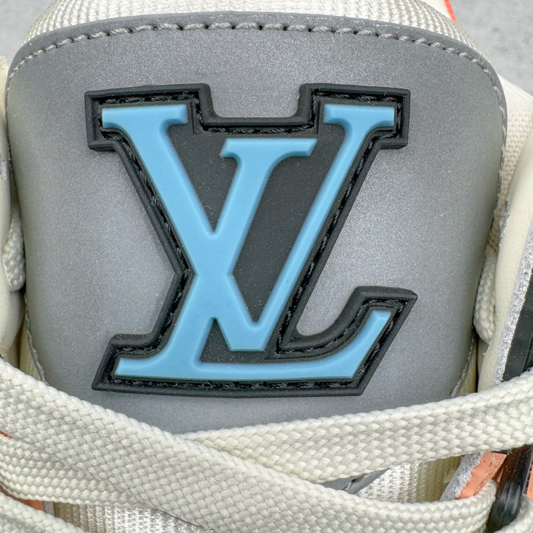 图片[10]-＃GD广顶 Louis Vuitton Trainer lv路易威登时装走秀运动时尚板鞋 外贸零售特供批次 2023全新纸板数据 印花高频效果碾压市面 市售天花板产物 耗时半年巨作 全套原厂新版原纸板楦头开发 原厂特供皮料加持 市场所有版本中综合最强的货品 GD实力大厂出品 全网最全配色更新最快 最成熟的做工稳定的品控 完美鞋型超高的清洁度 零毛边线头瑕疵 全套原楦原纸版原鞋开模 全网最具灵魂的版型 正确原装黄色鞋盒 正确中底印花 鞋面印花3D高频深度立体 全鞋电脑针车 紧密相连 针距密度一致 环保乳胶注塑鞋垫 厚度脚感还原原版 皮面裁剪部位 统一油边封口工艺 原装橡胶大底含胶量大底组合零偏差 专柜全套包装 防尘袋 说明书 质保卡 男女鞋 尺码：35 36 37 38 39 40 41 42 43 44 45-选品中心