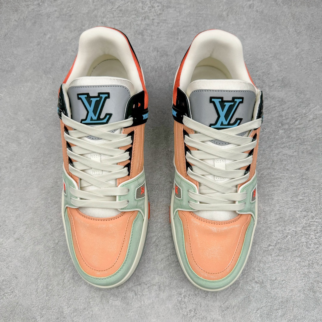 图片[2]-＃GD广顶 Louis Vuitton Trainer lv路易威登时装走秀运动时尚板鞋 外贸零售特供批次 2023全新纸板数据 印花高频效果碾压市面 市售天花板产物 耗时半年巨作 全套原厂新版原纸板楦头开发 原厂特供皮料加持 市场所有版本中综合最强的货品 GD实力大厂出品 全网最全配色更新最快 最成熟的做工稳定的品控 完美鞋型超高的清洁度 零毛边线头瑕疵 全套原楦原纸版原鞋开模 全网最具灵魂的版型 正确原装黄色鞋盒 正确中底印花 鞋面印花3D高频深度立体 全鞋电脑针车 紧密相连 针距密度一致 环保乳胶注塑鞋垫 厚度脚感还原原版 皮面裁剪部位 统一油边封口工艺 原装橡胶大底含胶量大底组合零偏差 专柜全套包装 防尘袋 说明书 质保卡 男女鞋 尺码：35 36 37 38 39 40 41 42 43 44 45-选品中心