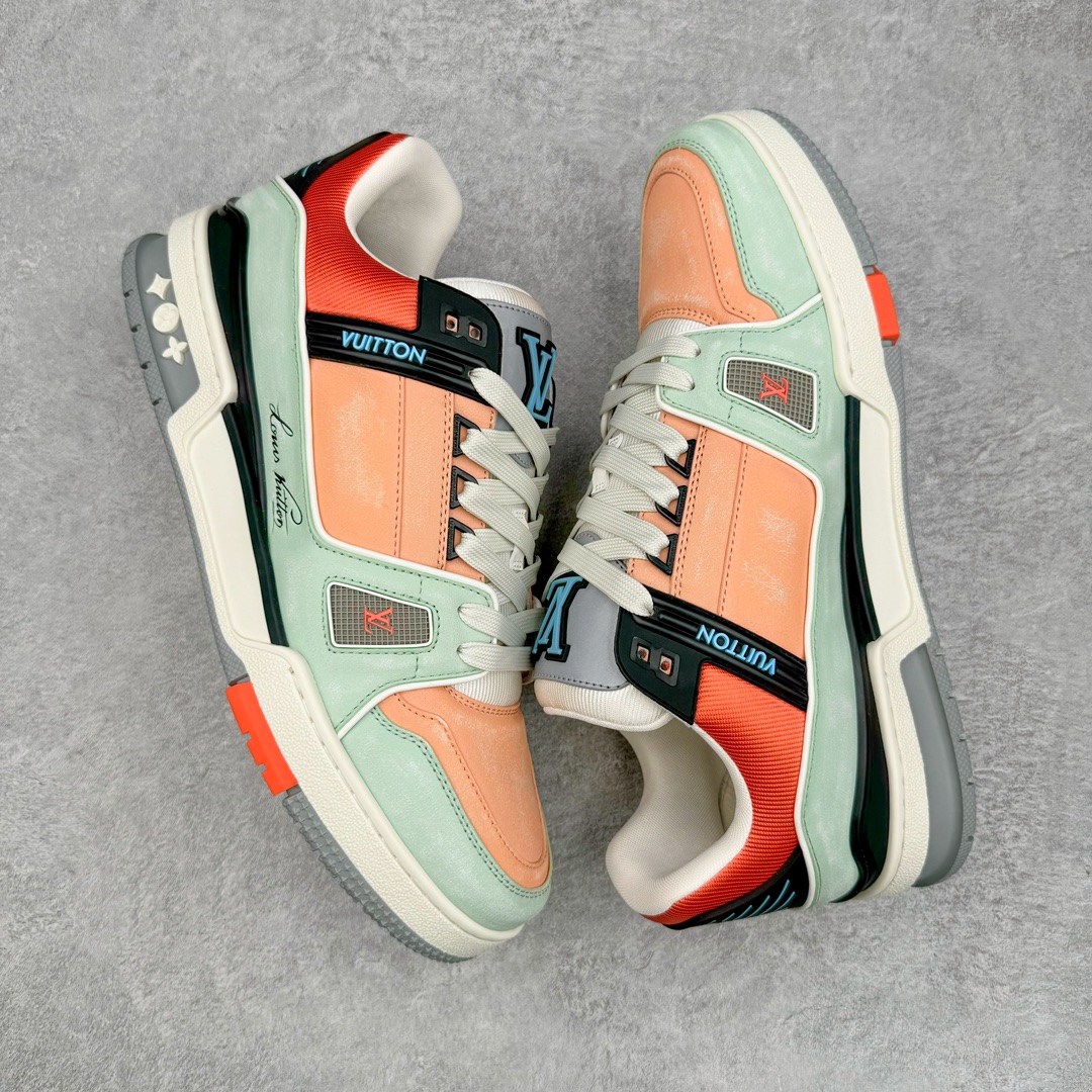 图片[3]-＃GD广顶 Louis Vuitton Trainer lv路易威登时装走秀运动时尚板鞋 外贸零售特供批次 2023全新纸板数据 印花高频效果碾压市面 市售天花板产物 耗时半年巨作 全套原厂新版原纸板楦头开发 原厂特供皮料加持 市场所有版本中综合最强的货品 GD实力大厂出品 全网最全配色更新最快 最成熟的做工稳定的品控 完美鞋型超高的清洁度 零毛边线头瑕疵 全套原楦原纸版原鞋开模 全网最具灵魂的版型 正确原装黄色鞋盒 正确中底印花 鞋面印花3D高频深度立体 全鞋电脑针车 紧密相连 针距密度一致 环保乳胶注塑鞋垫 厚度脚感还原原版 皮面裁剪部位 统一油边封口工艺 原装橡胶大底含胶量大底组合零偏差 专柜全套包装 防尘袋 说明书 质保卡 男女鞋 尺码：35 36 37 38 39 40 41 42 43 44 45-选品中心