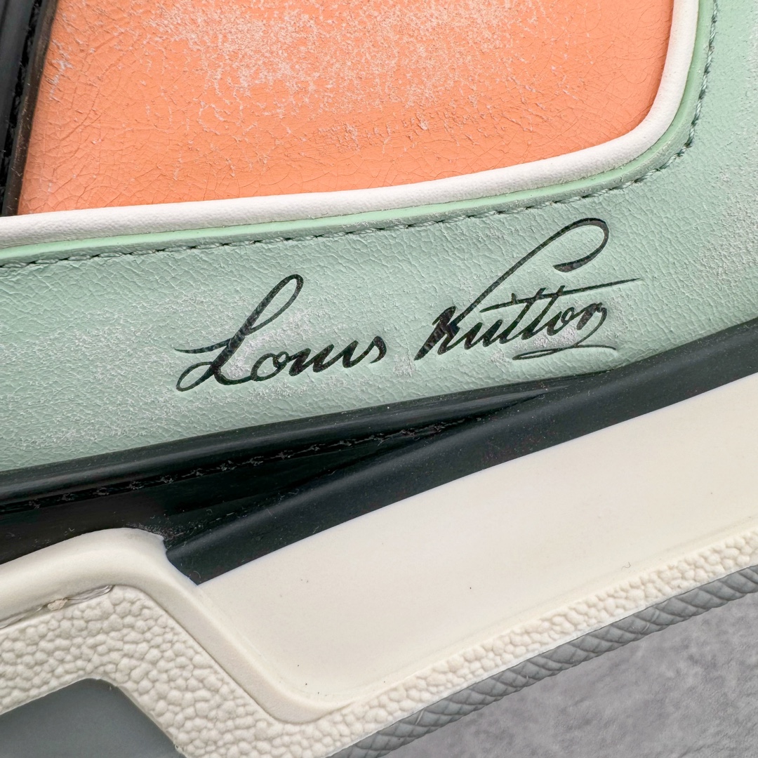 图片[15]-＃GD广顶 Louis Vuitton Trainer lv路易威登时装走秀运动时尚板鞋 外贸零售特供批次 2023全新纸板数据 印花高频效果碾压市面 市售天花板产物 耗时半年巨作 全套原厂新版原纸板楦头开发 原厂特供皮料加持 市场所有版本中综合最强的货品 GD实力大厂出品 全网最全配色更新最快 最成熟的做工稳定的品控 完美鞋型超高的清洁度 零毛边线头瑕疵 全套原楦原纸版原鞋开模 全网最具灵魂的版型 正确原装黄色鞋盒 正确中底印花 鞋面印花3D高频深度立体 全鞋电脑针车 紧密相连 针距密度一致 环保乳胶注塑鞋垫 厚度脚感还原原版 皮面裁剪部位 统一油边封口工艺 原装橡胶大底含胶量大底组合零偏差 专柜全套包装 防尘袋 说明书 质保卡 男女鞋 尺码：35 36 37 38 39 40 41 42 43 44 45-选品中心