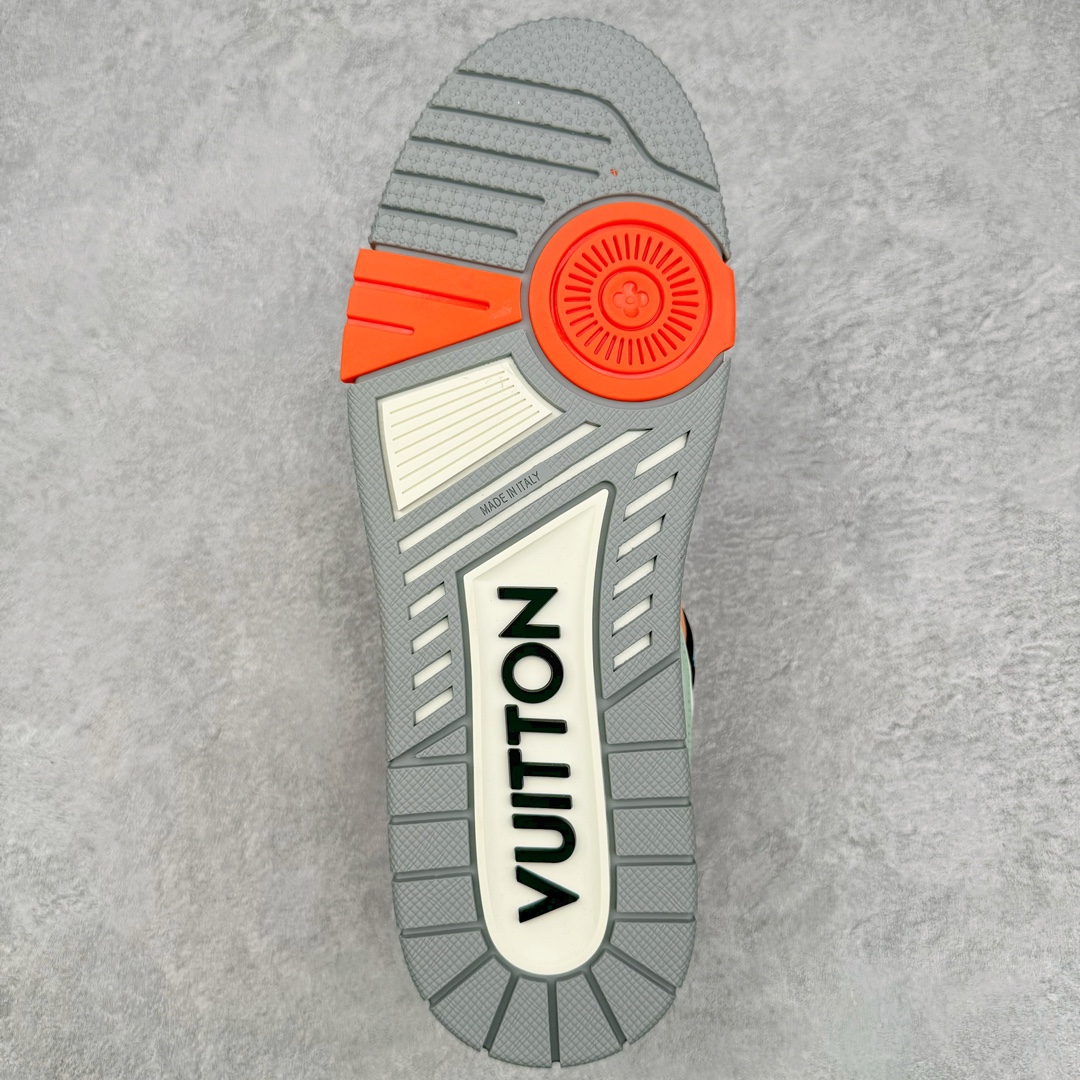 图片[9]-＃GD广顶 Louis Vuitton Trainer lv路易威登时装走秀运动时尚板鞋 外贸零售特供批次 2023全新纸板数据 印花高频效果碾压市面 市售天花板产物 耗时半年巨作 全套原厂新版原纸板楦头开发 原厂特供皮料加持 市场所有版本中综合最强的货品 GD实力大厂出品 全网最全配色更新最快 最成熟的做工稳定的品控 完美鞋型超高的清洁度 零毛边线头瑕疵 全套原楦原纸版原鞋开模 全网最具灵魂的版型 正确原装黄色鞋盒 正确中底印花 鞋面印花3D高频深度立体 全鞋电脑针车 紧密相连 针距密度一致 环保乳胶注塑鞋垫 厚度脚感还原原版 皮面裁剪部位 统一油边封口工艺 原装橡胶大底含胶量大底组合零偏差 专柜全套包装 防尘袋 说明书 质保卡 男女鞋 尺码：35 36 37 38 39 40 41 42 43 44 45-选品中心