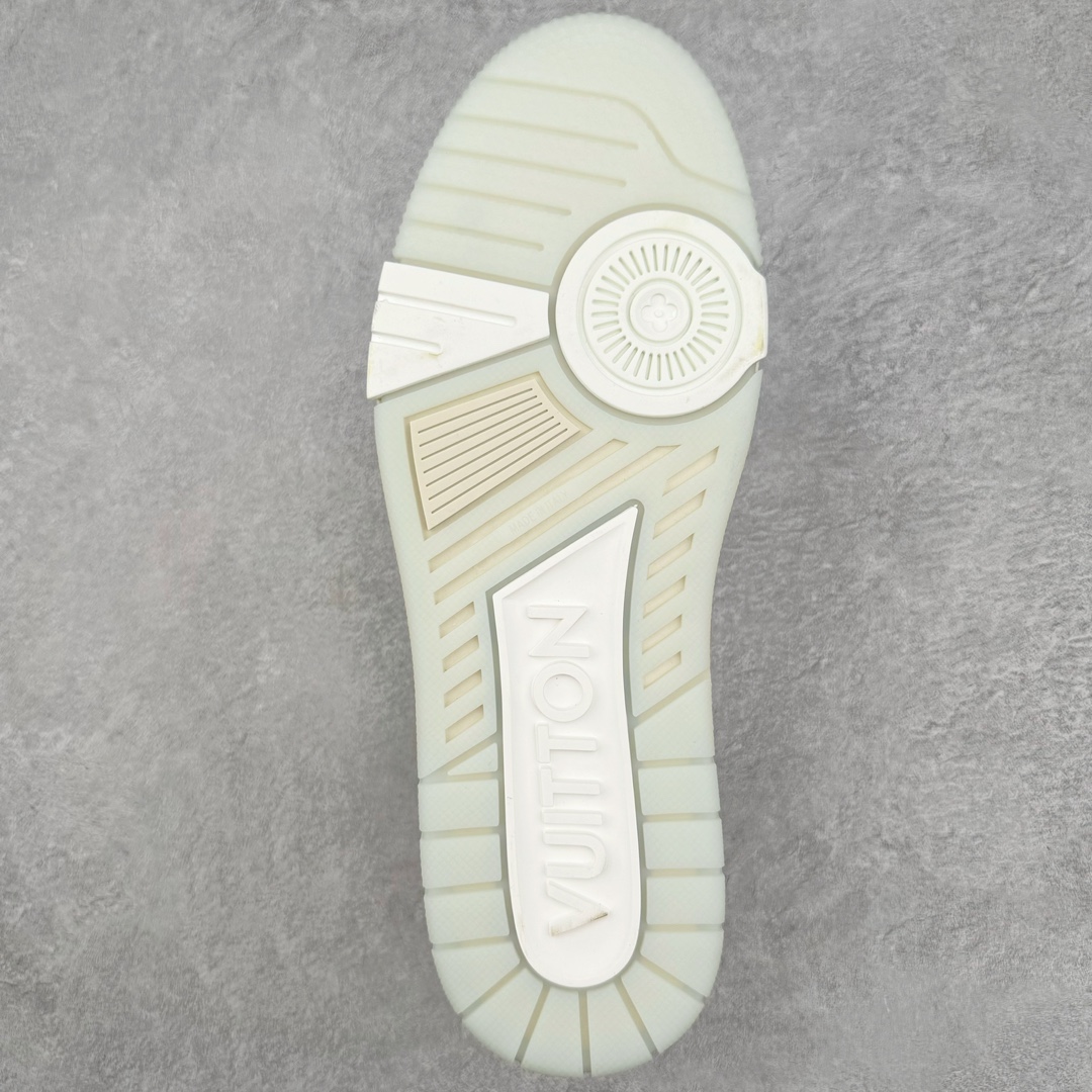 图片[9]-＃GD广顶 Louis Vuitton Trainer lv路易威登时装走秀运动时尚板鞋 外贸零售特供批次 2023全新纸板数据 印花高频效果碾压市面 市售天花板产物 耗时半年巨作 全套原厂新版原纸板楦头开发 原厂特供皮料加持 市场所有版本中综合最强的货品 GD实力大厂出品 全网最全配色更新最快 最成熟的做工稳定的品控 完美鞋型超高的清洁度 零毛边线头瑕疵 全套原楦原纸版原鞋开模 全网最具灵魂的版型 正确原装黄色鞋盒 正确中底印花 鞋面印花3D高频深度立体 全鞋电脑针车 紧密相连 针距密度一致 环保乳胶注塑鞋垫 厚度脚感还原原版 皮面裁剪部位 统一油边封口工艺 原装橡胶大底含胶量大底组合零偏差 专柜全套包装 防尘袋 说明书 质保卡 男女鞋 尺码：35 36 37 38 39 40 41 42 43 44 45-选品中心