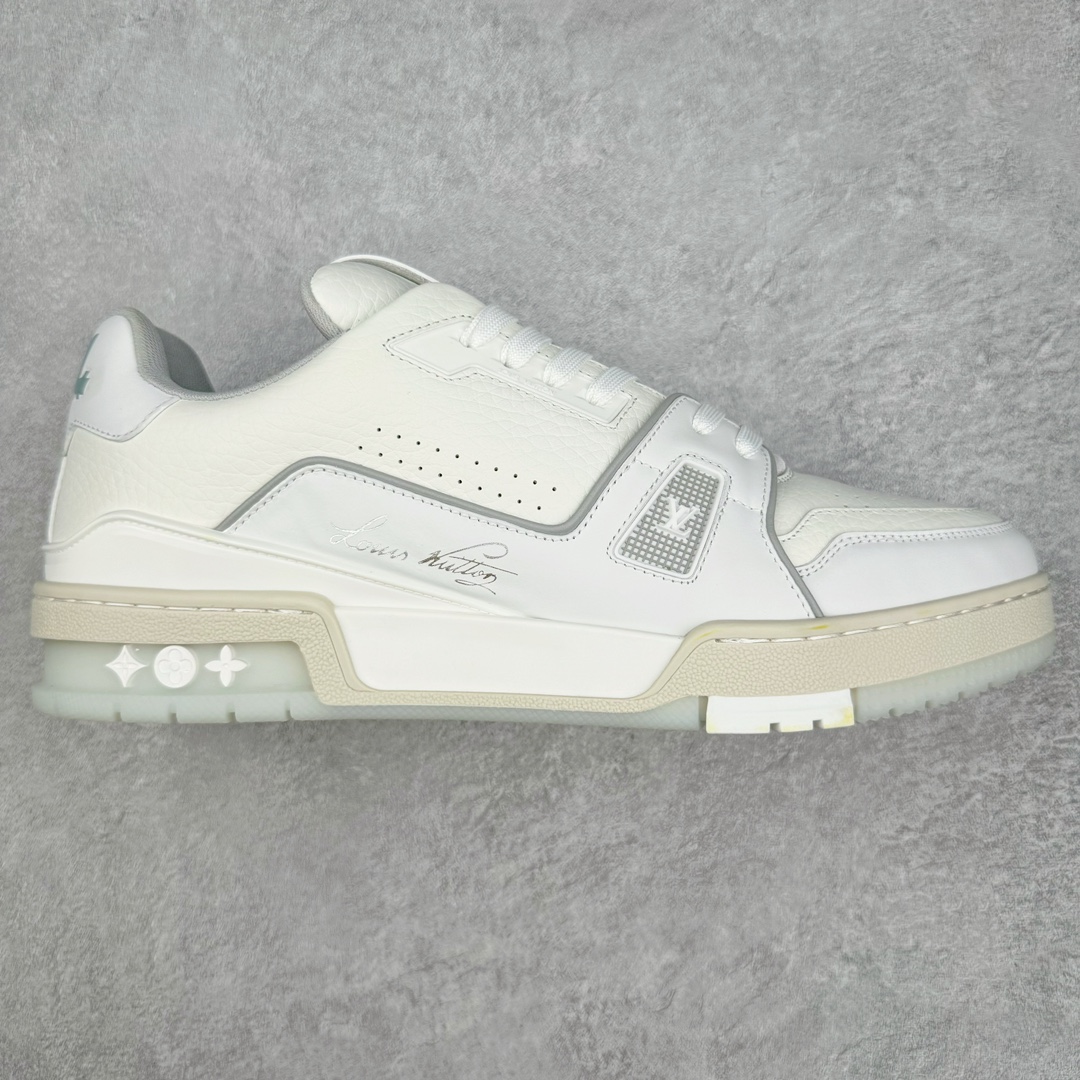 ＃GD广顶 Louis Vuitton Trainer lv路易威登时装走秀运动时尚板鞋 外贸零售特供批次 2023全新纸板数据 印花高频效果碾压市面 市售天花板产物 耗时半年巨作 全套原厂新版原纸板楦头开发 原厂特供皮料加持 市场所有版本中综合最强的货品 GD实力大厂出品 全网最全配色更新最快 最成熟的做工稳定的品控 完美鞋型超高的清洁度 零毛边线头瑕疵 全套原楦原纸版原鞋开模 全网最具灵魂的版型 正确原装黄色鞋盒 正确中底印花 鞋面印花3D高频深度立体 全鞋电脑针车 紧密相连 针距密度一致 环保乳胶注塑鞋垫 厚度脚感还原原版 皮面裁剪部位 统一油边封口工艺 原装橡胶大底含胶量大底组合零偏差 专柜全套包装 防尘袋 说明书 质保卡 男女鞋 尺码：35 36 37 38 39 40 41 42 43 44 45-选品中心