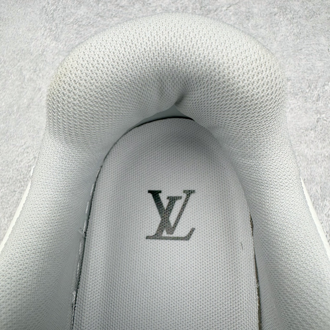 图片[18]-＃GD广顶 Louis Vuitton Trainer lv路易威登时装走秀运动时尚板鞋 外贸零售特供批次 2023全新纸板数据 印花高频效果碾压市面 市售天花板产物 耗时半年巨作 全套原厂新版原纸板楦头开发 原厂特供皮料加持 市场所有版本中综合最强的货品 GD实力大厂出品 全网最全配色更新最快 最成熟的做工稳定的品控 完美鞋型超高的清洁度 零毛边线头瑕疵 全套原楦原纸版原鞋开模 全网最具灵魂的版型 正确原装黄色鞋盒 正确中底印花 鞋面印花3D高频深度立体 全鞋电脑针车 紧密相连 针距密度一致 环保乳胶注塑鞋垫 厚度脚感还原原版 皮面裁剪部位 统一油边封口工艺 原装橡胶大底含胶量大底组合零偏差 专柜全套包装 防尘袋 说明书 质保卡 男女鞋 尺码：35 36 37 38 39 40 41 42 43 44 45-选品中心