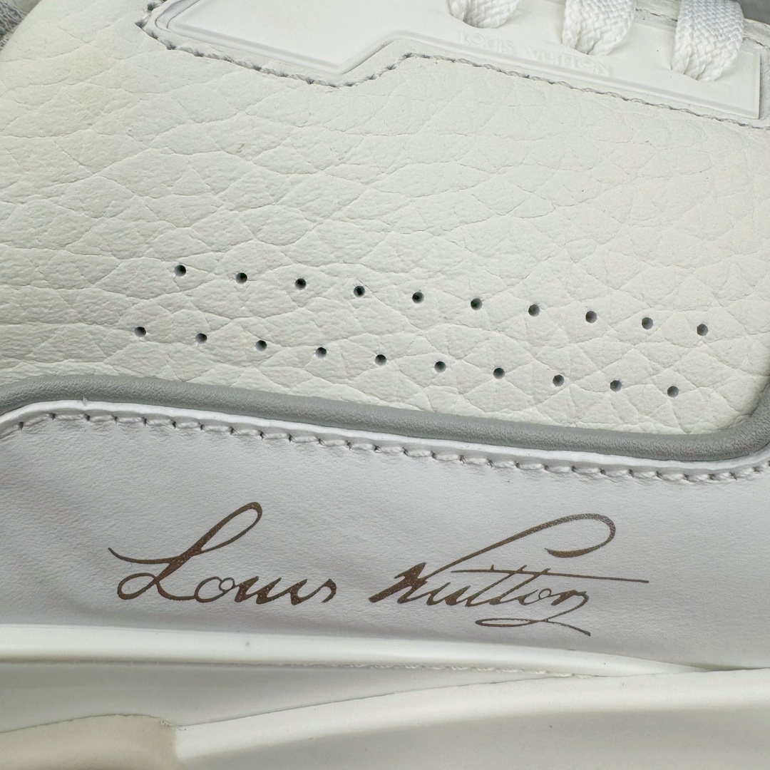 图片[13]-＃GD广顶 Louis Vuitton Trainer lv路易威登时装走秀运动时尚板鞋 外贸零售特供批次 2023全新纸板数据 印花高频效果碾压市面 市售天花板产物 耗时半年巨作 全套原厂新版原纸板楦头开发 原厂特供皮料加持 市场所有版本中综合最强的货品 GD实力大厂出品 全网最全配色更新最快 最成熟的做工稳定的品控 完美鞋型超高的清洁度 零毛边线头瑕疵 全套原楦原纸版原鞋开模 全网最具灵魂的版型 正确原装黄色鞋盒 正确中底印花 鞋面印花3D高频深度立体 全鞋电脑针车 紧密相连 针距密度一致 环保乳胶注塑鞋垫 厚度脚感还原原版 皮面裁剪部位 统一油边封口工艺 原装橡胶大底含胶量大底组合零偏差 专柜全套包装 防尘袋 说明书 质保卡 男女鞋 尺码：35 36 37 38 39 40 41 42 43 44 45-选品中心