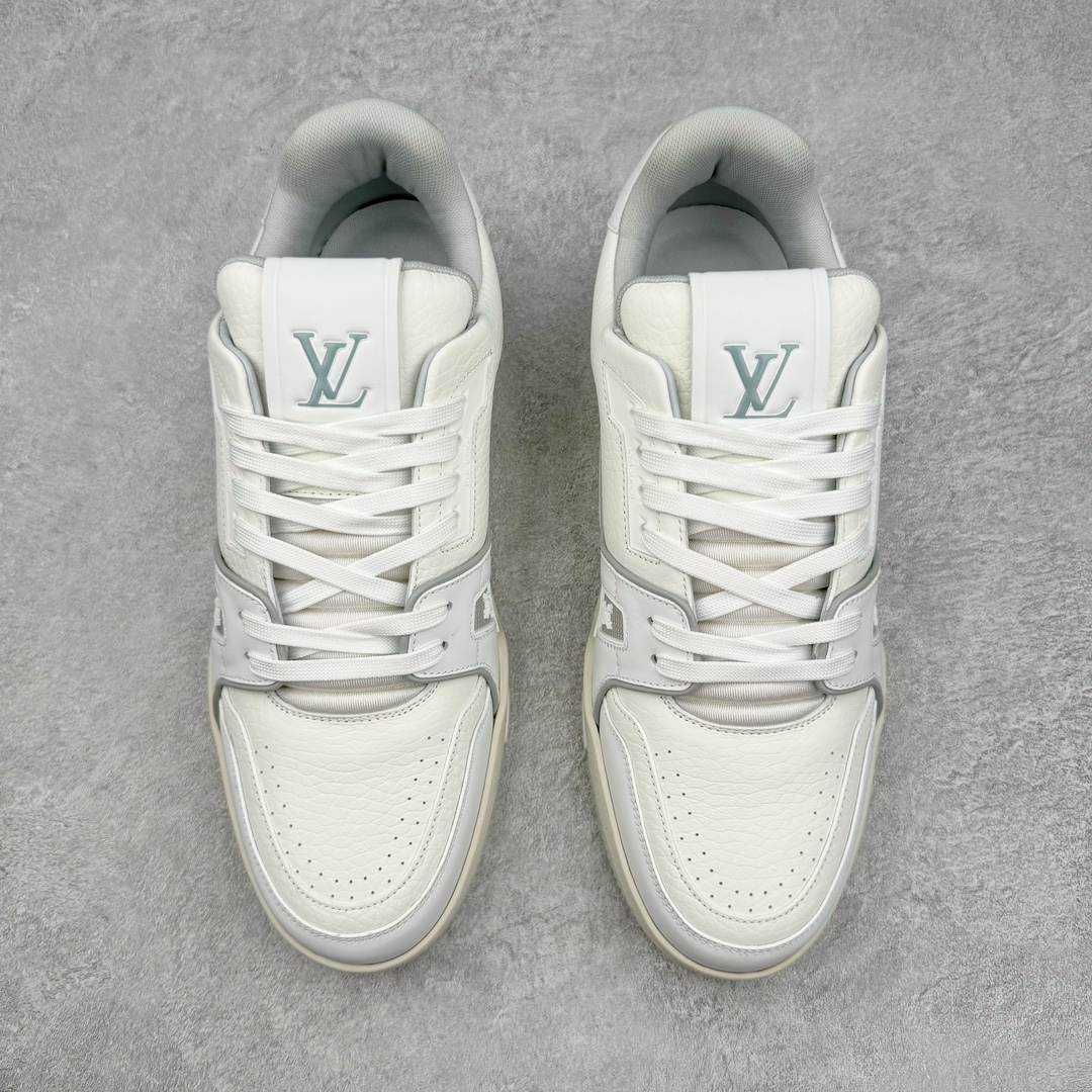 图片[2]-＃GD广顶 Louis Vuitton Trainer lv路易威登时装走秀运动时尚板鞋 外贸零售特供批次 2023全新纸板数据 印花高频效果碾压市面 市售天花板产物 耗时半年巨作 全套原厂新版原纸板楦头开发 原厂特供皮料加持 市场所有版本中综合最强的货品 GD实力大厂出品 全网最全配色更新最快 最成熟的做工稳定的品控 完美鞋型超高的清洁度 零毛边线头瑕疵 全套原楦原纸版原鞋开模 全网最具灵魂的版型 正确原装黄色鞋盒 正确中底印花 鞋面印花3D高频深度立体 全鞋电脑针车 紧密相连 针距密度一致 环保乳胶注塑鞋垫 厚度脚感还原原版 皮面裁剪部位 统一油边封口工艺 原装橡胶大底含胶量大底组合零偏差 专柜全套包装 防尘袋 说明书 质保卡 男女鞋 尺码：35 36 37 38 39 40 41 42 43 44 45-选品中心