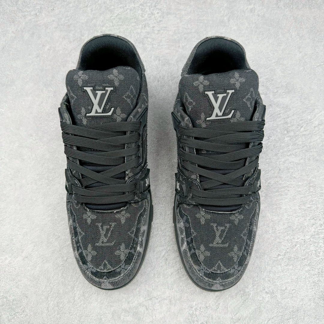 图片[2]-＃GD广顶 Louis Vuitton Trainer lv路易威登时装走秀运动时尚板鞋 外贸零售特供批次 2023全新纸板数据 印花高频效果碾压市面 市售天花板产物 耗时半年巨作 全套原厂新版原纸板楦头开发 原厂特供皮料加持 市场所有版本中综合最强的货品 GD实力大厂出品 全网最全配色更新最快 最成熟的做工稳定的品控 完美鞋型超高的清洁度 零毛边线头瑕疵 全套原楦原纸版原鞋开模 全网最具灵魂的版型 正确原装黄色鞋盒 正确中底印花 鞋面印花3D高频深度立体 全鞋电脑针车 紧密相连 针距密度一致 环保乳胶注塑鞋垫 厚度脚感还原原版 皮面裁剪部位 统一油边封口工艺 原装橡胶大底含胶量大底组合零偏差 专柜全套包装 防尘袋 说明书 质保卡 男女鞋 尺码：35 36 37 38 39 40 41 42 43 44 45-选品中心