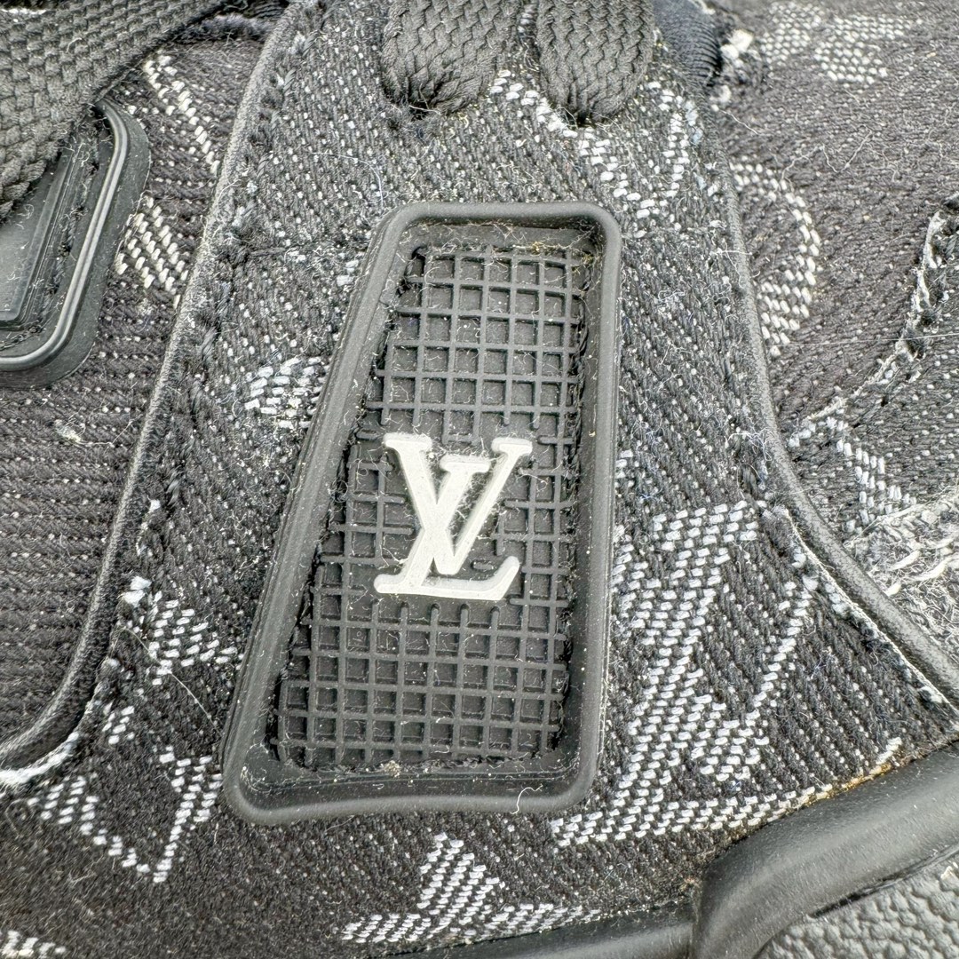 图片[18]-＃GD广顶 Louis Vuitton Trainer lv路易威登时装走秀运动时尚板鞋 外贸零售特供批次 2023全新纸板数据 印花高频效果碾压市面 市售天花板产物 耗时半年巨作 全套原厂新版原纸板楦头开发 原厂特供皮料加持 市场所有版本中综合最强的货品 GD实力大厂出品 全网最全配色更新最快 最成熟的做工稳定的品控 完美鞋型超高的清洁度 零毛边线头瑕疵 全套原楦原纸版原鞋开模 全网最具灵魂的版型 正确原装黄色鞋盒 正确中底印花 鞋面印花3D高频深度立体 全鞋电脑针车 紧密相连 针距密度一致 环保乳胶注塑鞋垫 厚度脚感还原原版 皮面裁剪部位 统一油边封口工艺 原装橡胶大底含胶量大底组合零偏差 专柜全套包装 防尘袋 说明书 质保卡 男女鞋 尺码：35 36 37 38 39 40 41 42 43 44 45-选品中心