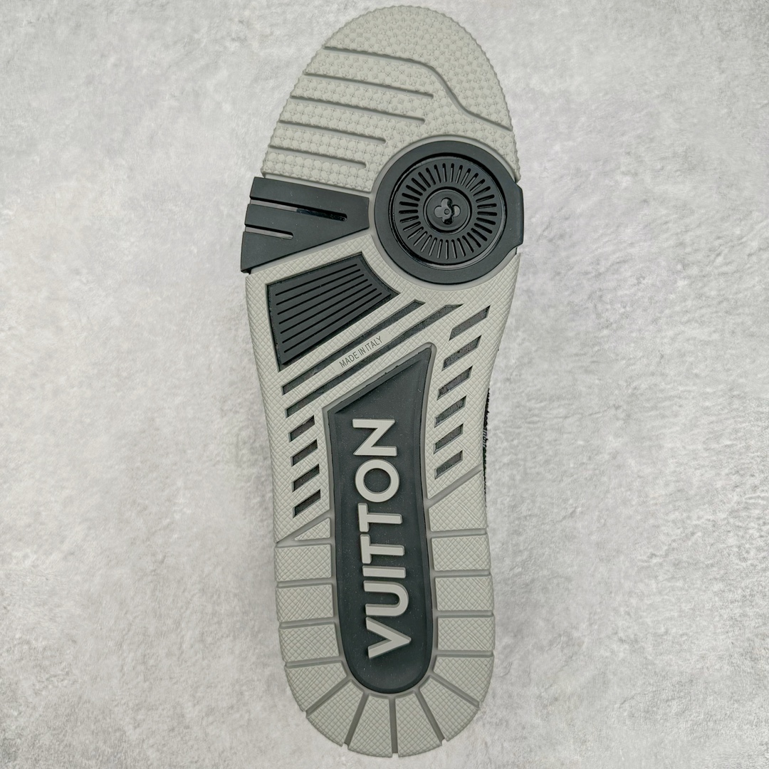 图片[9]-＃GD广顶 Louis Vuitton Trainer lv路易威登时装走秀运动时尚板鞋 外贸零售特供批次 2023全新纸板数据 印花高频效果碾压市面 市售天花板产物 耗时半年巨作 全套原厂新版原纸板楦头开发 原厂特供皮料加持 市场所有版本中综合最强的货品 GD实力大厂出品 全网最全配色更新最快 最成熟的做工稳定的品控 完美鞋型超高的清洁度 零毛边线头瑕疵 全套原楦原纸版原鞋开模 全网最具灵魂的版型 正确原装黄色鞋盒 正确中底印花 鞋面印花3D高频深度立体 全鞋电脑针车 紧密相连 针距密度一致 环保乳胶注塑鞋垫 厚度脚感还原原版 皮面裁剪部位 统一油边封口工艺 原装橡胶大底含胶量大底组合零偏差 专柜全套包装 防尘袋 说明书 质保卡 男女鞋 尺码：35 36 37 38 39 40 41 42 43 44 45-选品中心