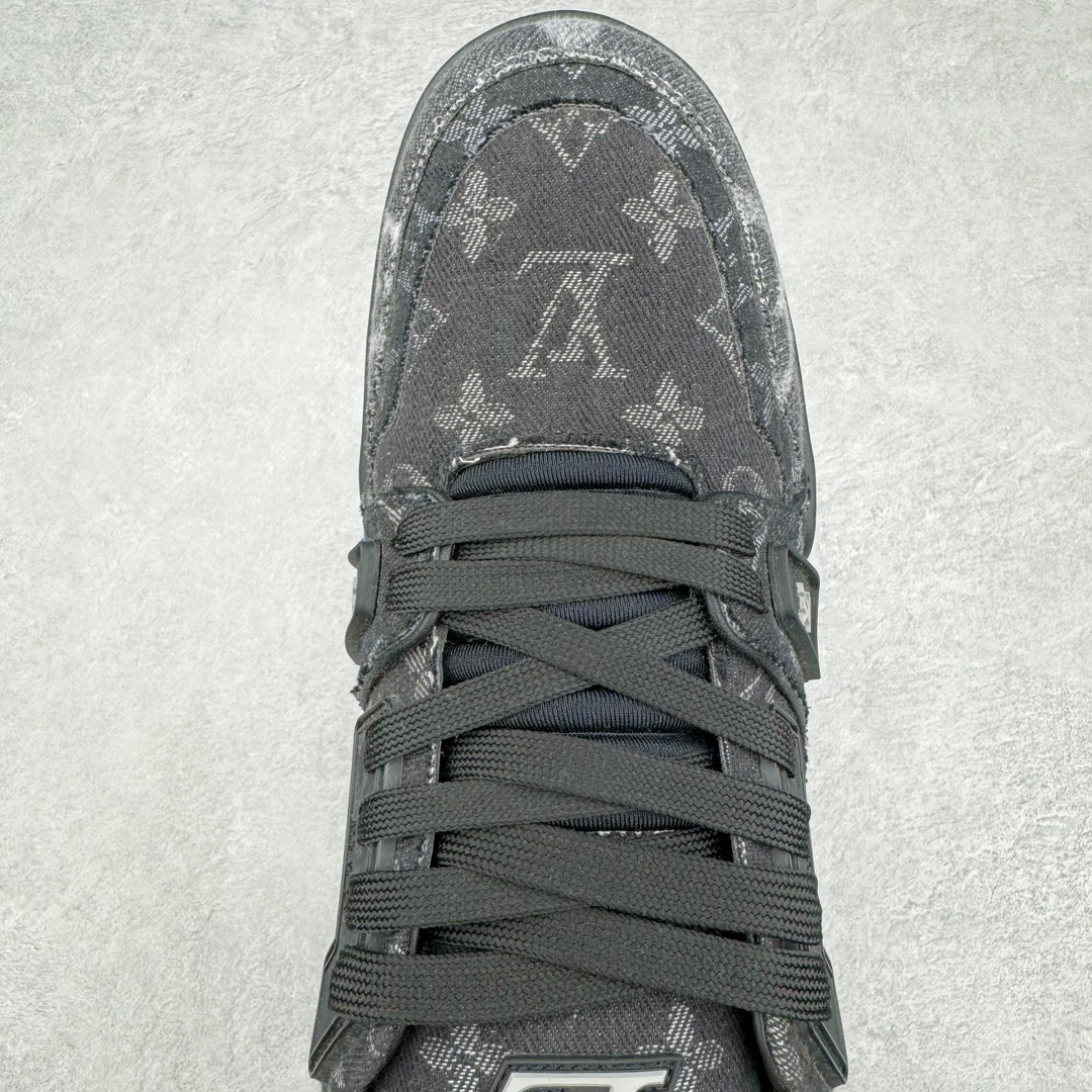 图片[4]-＃GD广顶 Louis Vuitton Trainer lv路易威登时装走秀运动时尚板鞋 外贸零售特供批次 2023全新纸板数据 印花高频效果碾压市面 市售天花板产物 耗时半年巨作 全套原厂新版原纸板楦头开发 原厂特供皮料加持 市场所有版本中综合最强的货品 GD实力大厂出品 全网最全配色更新最快 最成熟的做工稳定的品控 完美鞋型超高的清洁度 零毛边线头瑕疵 全套原楦原纸版原鞋开模 全网最具灵魂的版型 正确原装黄色鞋盒 正确中底印花 鞋面印花3D高频深度立体 全鞋电脑针车 紧密相连 针距密度一致 环保乳胶注塑鞋垫 厚度脚感还原原版 皮面裁剪部位 统一油边封口工艺 原装橡胶大底含胶量大底组合零偏差 专柜全套包装 防尘袋 说明书 质保卡 男女鞋 尺码：35 36 37 38 39 40 41 42 43 44 45-选品中心