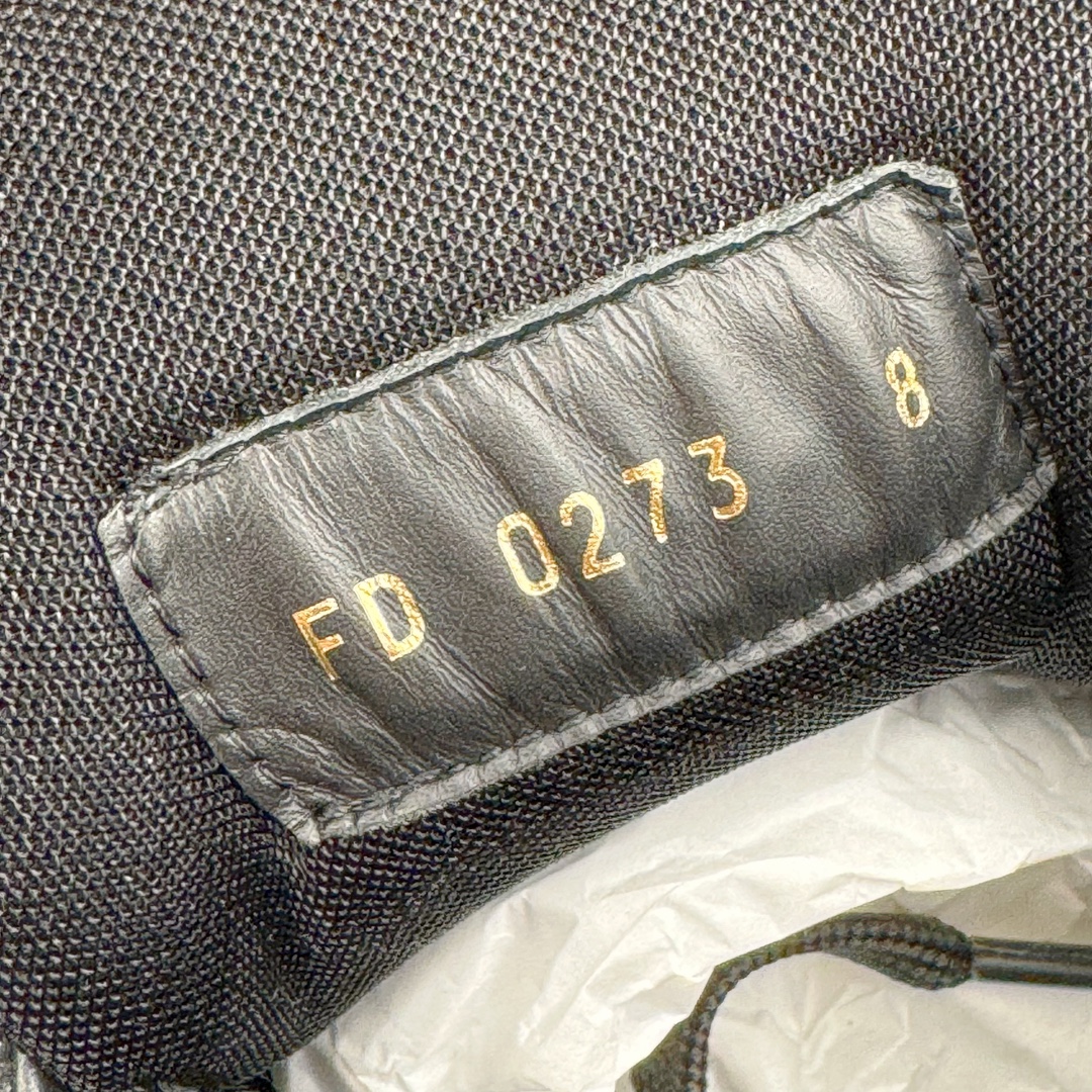 图片[22]-＃GD广顶 Louis Vuitton Trainer lv路易威登时装走秀运动时尚板鞋 外贸零售特供批次 2023全新纸板数据 印花高频效果碾压市面 市售天花板产物 耗时半年巨作 全套原厂新版原纸板楦头开发 原厂特供皮料加持 市场所有版本中综合最强的货品 GD实力大厂出品 全网最全配色更新最快 最成熟的做工稳定的品控 完美鞋型超高的清洁度 零毛边线头瑕疵 全套原楦原纸版原鞋开模 全网最具灵魂的版型 正确原装黄色鞋盒 正确中底印花 鞋面印花3D高频深度立体 全鞋电脑针车 紧密相连 针距密度一致 环保乳胶注塑鞋垫 厚度脚感还原原版 皮面裁剪部位 统一油边封口工艺 原装橡胶大底含胶量大底组合零偏差 专柜全套包装 防尘袋 说明书 质保卡 男女鞋 尺码：35 36 37 38 39 40 41 42 43 44 45-选品中心