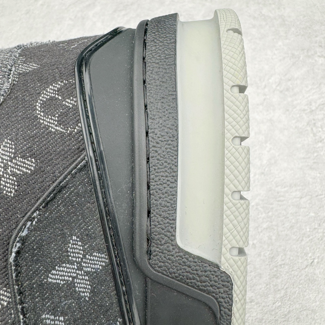 图片[11]-＃GD广顶 Louis Vuitton Trainer lv路易威登时装走秀运动时尚板鞋 外贸零售特供批次 2023全新纸板数据 印花高频效果碾压市面 市售天花板产物 耗时半年巨作 全套原厂新版原纸板楦头开发 原厂特供皮料加持 市场所有版本中综合最强的货品 GD实力大厂出品 全网最全配色更新最快 最成熟的做工稳定的品控 完美鞋型超高的清洁度 零毛边线头瑕疵 全套原楦原纸版原鞋开模 全网最具灵魂的版型 正确原装黄色鞋盒 正确中底印花 鞋面印花3D高频深度立体 全鞋电脑针车 紧密相连 针距密度一致 环保乳胶注塑鞋垫 厚度脚感还原原版 皮面裁剪部位 统一油边封口工艺 原装橡胶大底含胶量大底组合零偏差 专柜全套包装 防尘袋 说明书 质保卡 男女鞋 尺码：35 36 37 38 39 40 41 42 43 44 45-选品中心