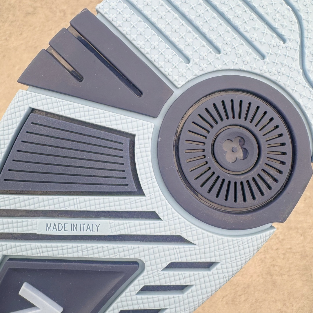 图片[19]-＃GD广顶 Louis Vuitton Trainer lv路易威登时装走秀运动时尚板鞋 外贸零售特供批次 2023全新纸板数据 印花高频效果碾压市面 市售天花板产物 耗时半年巨作 全套原厂新版原纸板楦头开发 原厂特供皮料加持 市场所有版本中综合最强的货品 GD实力大厂出品 全网最全配色更新最快 最成熟的做工稳定的品控 完美鞋型超高的清洁度 零毛边线头瑕疵 全套原楦原纸版原鞋开模 全网最具灵魂的版型 正确原装黄色鞋盒 正确中底印花 鞋面印花3D高频深度立体 全鞋电脑针车 紧密相连 针距密度一致 环保乳胶注塑鞋垫 厚度脚感还原原版 皮面裁剪部位 统一油边封口工艺 原装橡胶大底含胶量大底组合零偏差 专柜全套包装 防尘袋 说明书 质保卡 男女鞋 尺码：35 36 37 38 39 40 41 42 43 44 45-选品中心