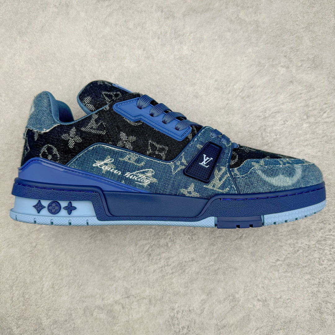 ＃GD广顶 Louis Vuitton Trainer lv路易威登时装走秀运动时尚板鞋 外贸零售特供批次 2023全新纸板数据 印花高频效果碾压市面 市售天花板产物 耗时半年巨作 全套原厂新版原纸板楦头开发 原厂特供皮料加持 市场所有版本中综合最强的货品 GD实力大厂出品 全网最全配色更新最快 最成熟的做工稳定的品控 完美鞋型超高的清洁度 零毛边线头瑕疵 全套原楦原纸版原鞋开模 全网最具灵魂的版型 正确原装黄色鞋盒 正确中底印花 鞋面印花3D高频深度立体 全鞋电脑针车 紧密相连 针距密度一致 环保乳胶注塑鞋垫 厚度脚感还原原版 皮面裁剪部位 统一油边封口工艺 原装橡胶大底含胶量大底组合零偏差 专柜全套包装 防尘袋 说明书 质保卡 男女鞋 尺码：35 36 37 38 39 40 41 42 43 44 45-选品中心