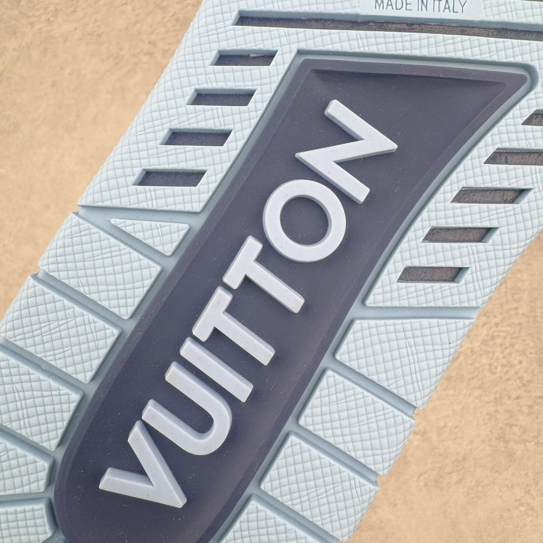 图片[20]-＃GD广顶 Louis Vuitton Trainer lv路易威登时装走秀运动时尚板鞋 外贸零售特供批次 2023全新纸板数据 印花高频效果碾压市面 市售天花板产物 耗时半年巨作 全套原厂新版原纸板楦头开发 原厂特供皮料加持 市场所有版本中综合最强的货品 GD实力大厂出品 全网最全配色更新最快 最成熟的做工稳定的品控 完美鞋型超高的清洁度 零毛边线头瑕疵 全套原楦原纸版原鞋开模 全网最具灵魂的版型 正确原装黄色鞋盒 正确中底印花 鞋面印花3D高频深度立体 全鞋电脑针车 紧密相连 针距密度一致 环保乳胶注塑鞋垫 厚度脚感还原原版 皮面裁剪部位 统一油边封口工艺 原装橡胶大底含胶量大底组合零偏差 专柜全套包装 防尘袋 说明书 质保卡 男女鞋 尺码：35 36 37 38 39 40 41 42 43 44 45-选品中心