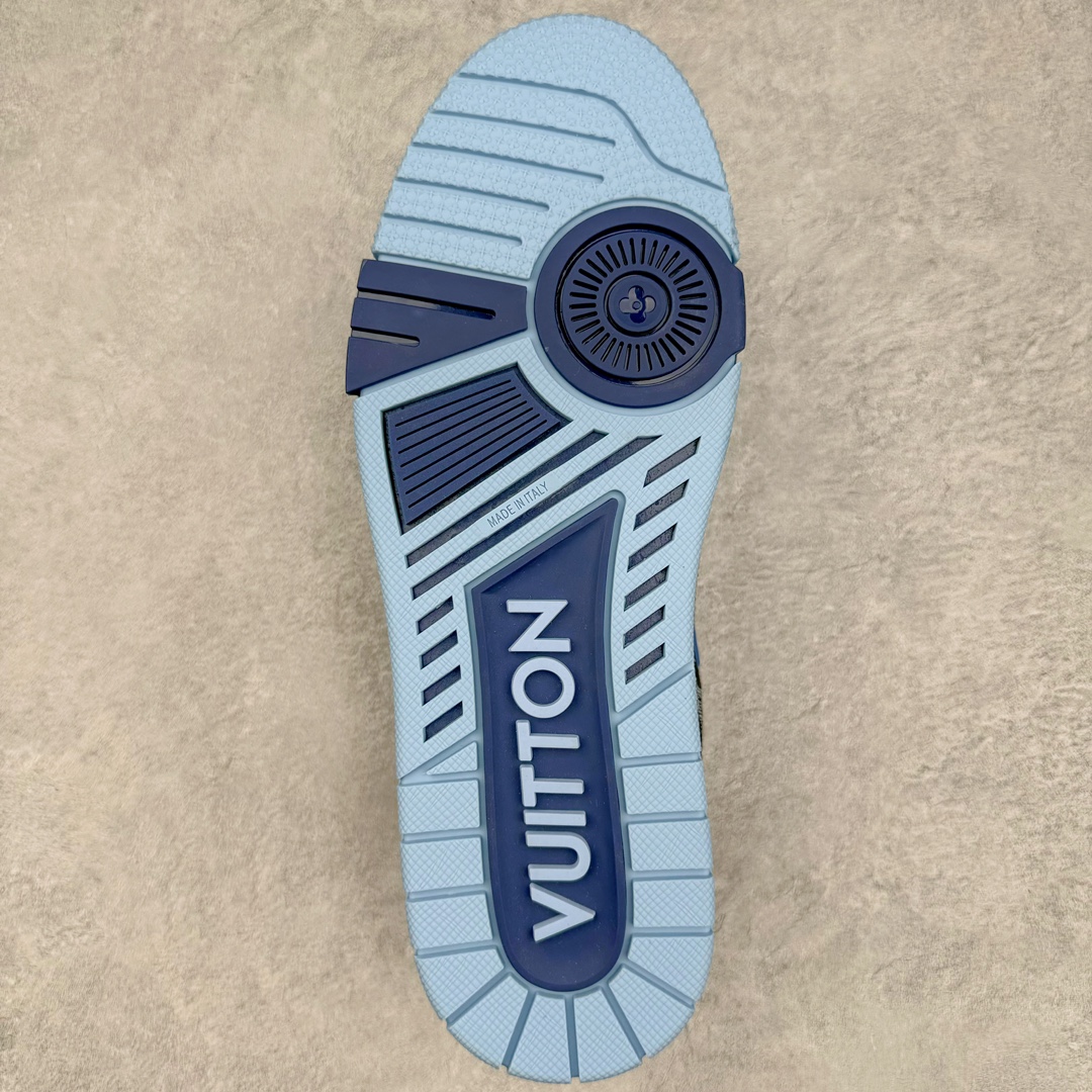 图片[9]-＃GD广顶 Louis Vuitton Trainer lv路易威登时装走秀运动时尚板鞋 外贸零售特供批次 2023全新纸板数据 印花高频效果碾压市面 市售天花板产物 耗时半年巨作 全套原厂新版原纸板楦头开发 原厂特供皮料加持 市场所有版本中综合最强的货品 GD实力大厂出品 全网最全配色更新最快 最成熟的做工稳定的品控 完美鞋型超高的清洁度 零毛边线头瑕疵 全套原楦原纸版原鞋开模 全网最具灵魂的版型 正确原装黄色鞋盒 正确中底印花 鞋面印花3D高频深度立体 全鞋电脑针车 紧密相连 针距密度一致 环保乳胶注塑鞋垫 厚度脚感还原原版 皮面裁剪部位 统一油边封口工艺 原装橡胶大底含胶量大底组合零偏差 专柜全套包装 防尘袋 说明书 质保卡 男女鞋 尺码：35 36 37 38 39 40 41 42 43 44 45-选品中心