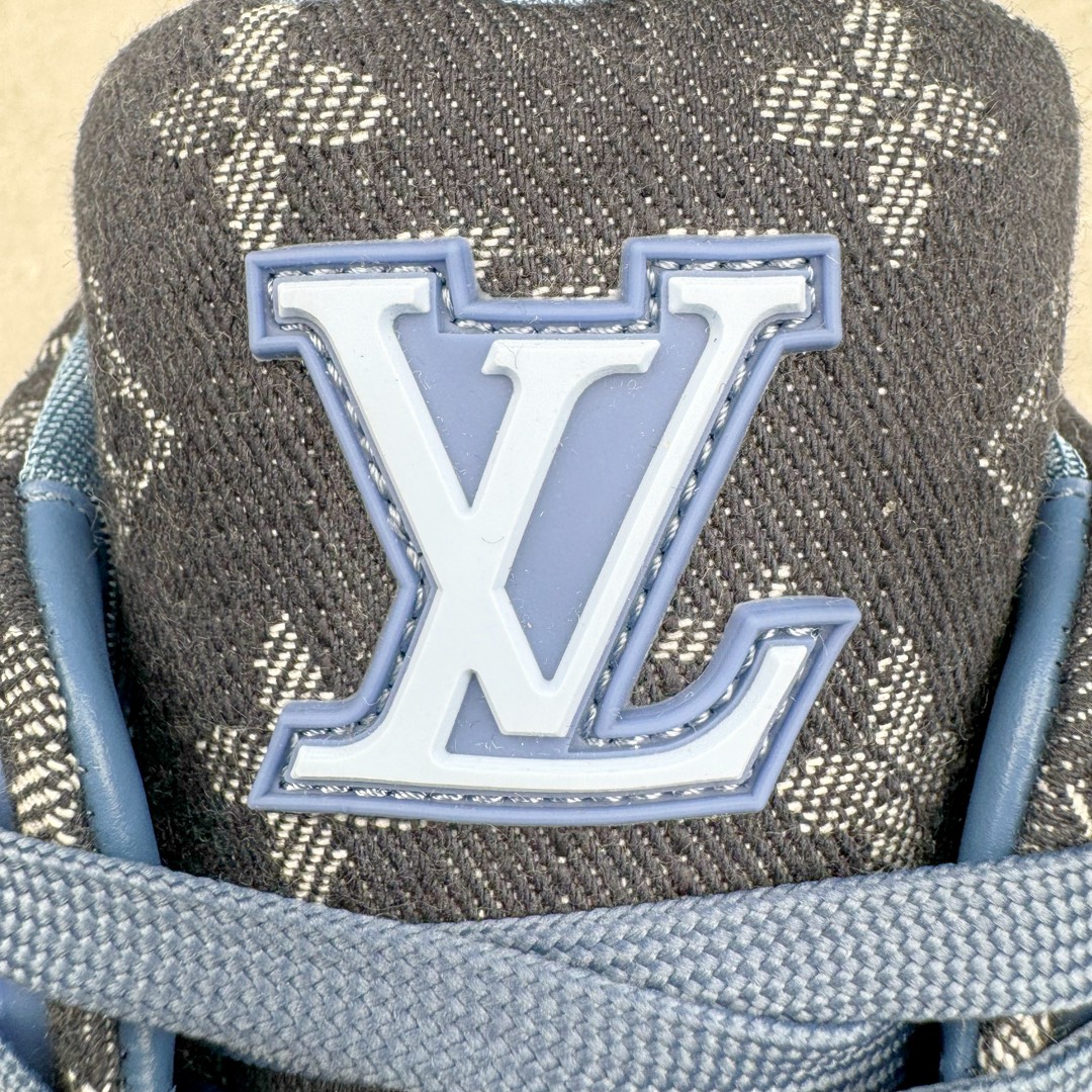 图片[12]-＃GD广顶 Louis Vuitton Trainer lv路易威登时装走秀运动时尚板鞋 外贸零售特供批次 2023全新纸板数据 印花高频效果碾压市面 市售天花板产物 耗时半年巨作 全套原厂新版原纸板楦头开发 原厂特供皮料加持 市场所有版本中综合最强的货品 GD实力大厂出品 全网最全配色更新最快 最成熟的做工稳定的品控 完美鞋型超高的清洁度 零毛边线头瑕疵 全套原楦原纸版原鞋开模 全网最具灵魂的版型 正确原装黄色鞋盒 正确中底印花 鞋面印花3D高频深度立体 全鞋电脑针车 紧密相连 针距密度一致 环保乳胶注塑鞋垫 厚度脚感还原原版 皮面裁剪部位 统一油边封口工艺 原装橡胶大底含胶量大底组合零偏差 专柜全套包装 防尘袋 说明书 质保卡 男女鞋 尺码：35 36 37 38 39 40 41 42 43 44 45-选品中心