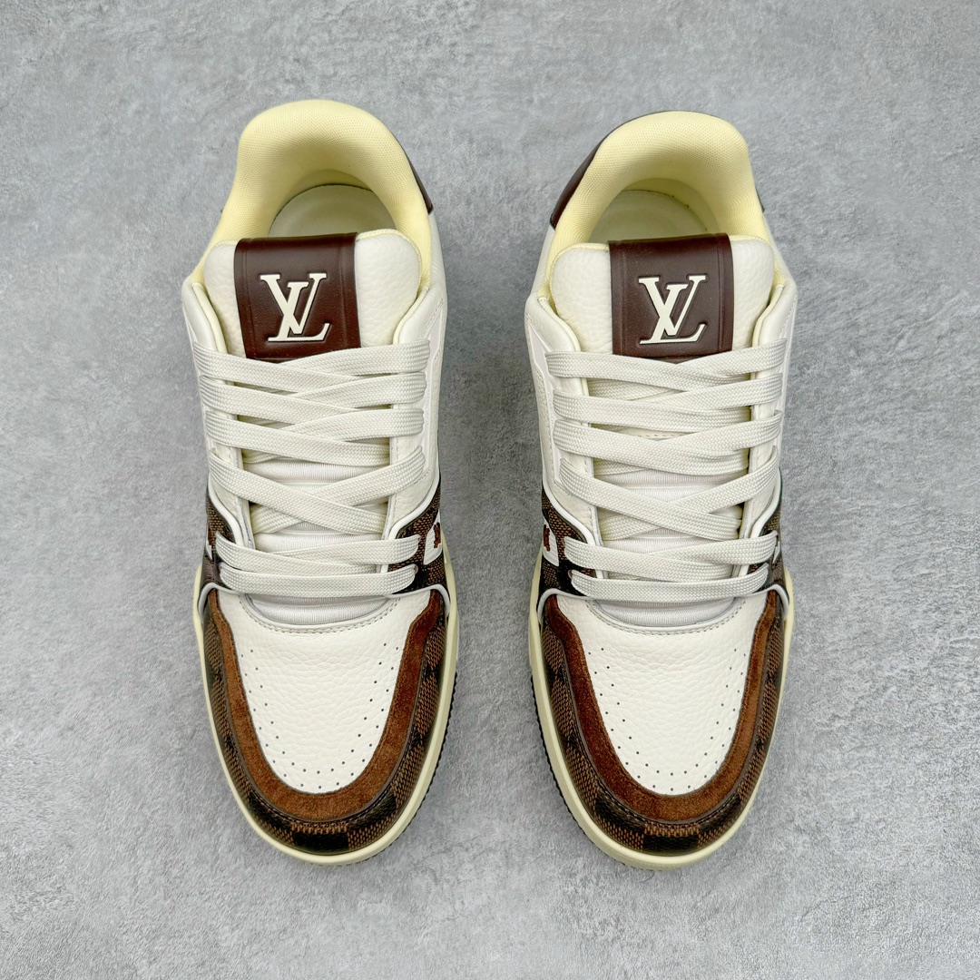 图片[2]-＃GD广顶 Louis Vuitton Trainer lv路易威登时装走秀运动时尚板鞋 外贸零售特供批次 2023全新纸板数据 印花高频效果碾压市面 市售天花板产物 耗时半年巨作 全套原厂新版原纸板楦头开发 原厂特供皮料加持 市场所有版本中综合最强的货品 GD实力大厂出品 全网最全配色更新最快 最成熟的做工稳定的品控 完美鞋型超高的清洁度 零毛边线头瑕疵 全套原楦原纸版原鞋开模 全网最具灵魂的版型 正确原装黄色鞋盒 正确中底印花 鞋面印花3D高频深度立体 全鞋电脑针车 紧密相连 针距密度一致 环保乳胶注塑鞋垫 厚度脚感还原原版 皮面裁剪部位 统一油边封口工艺 原装橡胶大底含胶量大底组合零偏差 专柜全套包装 防尘袋 说明书 质保卡 男女鞋 尺码：35 36 37 38 39 40 41 42 43 44 45-选品中心