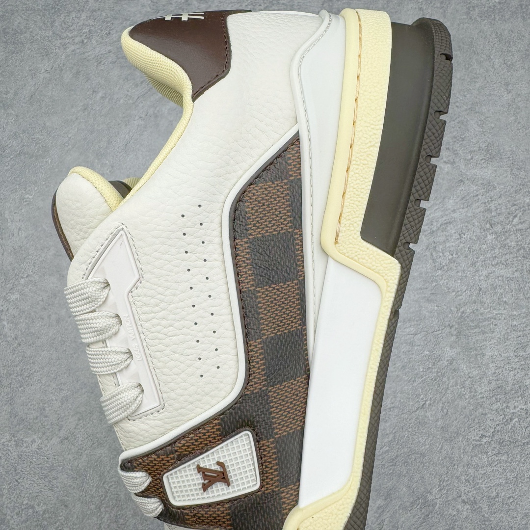 图片[7]-＃GD广顶 Louis Vuitton Trainer lv路易威登时装走秀运动时尚板鞋 外贸零售特供批次 2023全新纸板数据 印花高频效果碾压市面 市售天花板产物 耗时半年巨作 全套原厂新版原纸板楦头开发 原厂特供皮料加持 市场所有版本中综合最强的货品 GD实力大厂出品 全网最全配色更新最快 最成熟的做工稳定的品控 完美鞋型超高的清洁度 零毛边线头瑕疵 全套原楦原纸版原鞋开模 全网最具灵魂的版型 正确原装黄色鞋盒 正确中底印花 鞋面印花3D高频深度立体 全鞋电脑针车 紧密相连 针距密度一致 环保乳胶注塑鞋垫 厚度脚感还原原版 皮面裁剪部位 统一油边封口工艺 原装橡胶大底含胶量大底组合零偏差 专柜全套包装 防尘袋 说明书 质保卡 男女鞋 尺码：35 36 37 38 39 40 41 42 43 44 45-选品中心