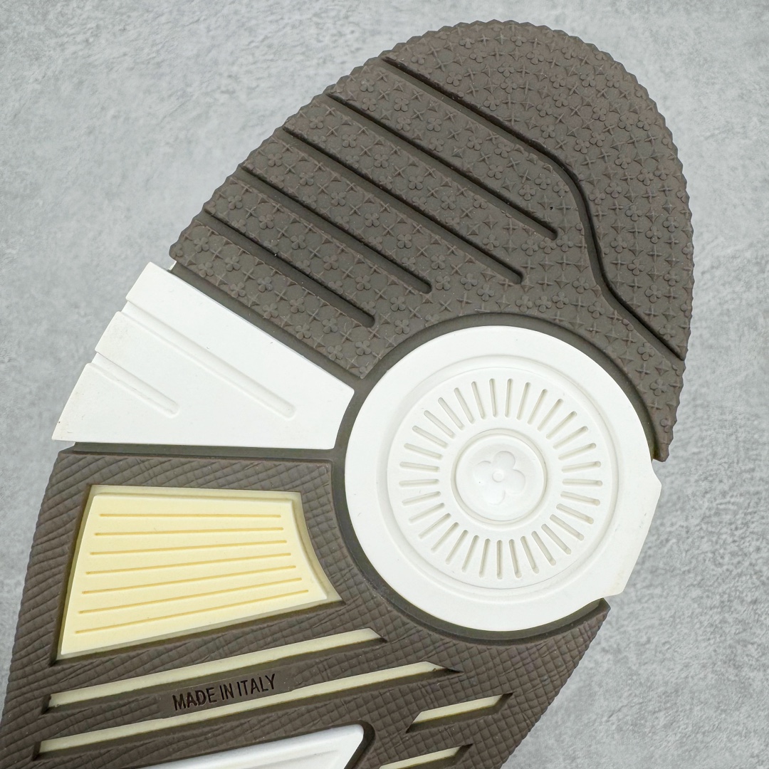 图片[20]-＃GD广顶 Louis Vuitton Trainer lv路易威登时装走秀运动时尚板鞋 外贸零售特供批次 2023全新纸板数据 印花高频效果碾压市面 市售天花板产物 耗时半年巨作 全套原厂新版原纸板楦头开发 原厂特供皮料加持 市场所有版本中综合最强的货品 GD实力大厂出品 全网最全配色更新最快 最成熟的做工稳定的品控 完美鞋型超高的清洁度 零毛边线头瑕疵 全套原楦原纸版原鞋开模 全网最具灵魂的版型 正确原装黄色鞋盒 正确中底印花 鞋面印花3D高频深度立体 全鞋电脑针车 紧密相连 针距密度一致 环保乳胶注塑鞋垫 厚度脚感还原原版 皮面裁剪部位 统一油边封口工艺 原装橡胶大底含胶量大底组合零偏差 专柜全套包装 防尘袋 说明书 质保卡 男女鞋 尺码：35 36 37 38 39 40 41 42 43 44 45-选品中心